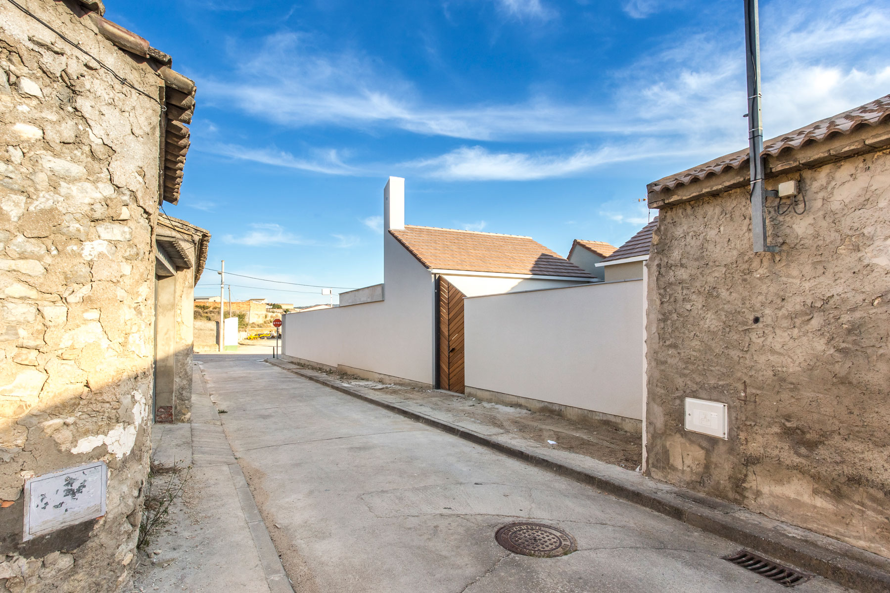 Our villages are forgetting nowadays the constructive essence of their own roots. With no intention of forgetting its time, house JI joins the historical centre of the village by trying to maintain the unity of the whole, as well as an ambient balance between existing houses.