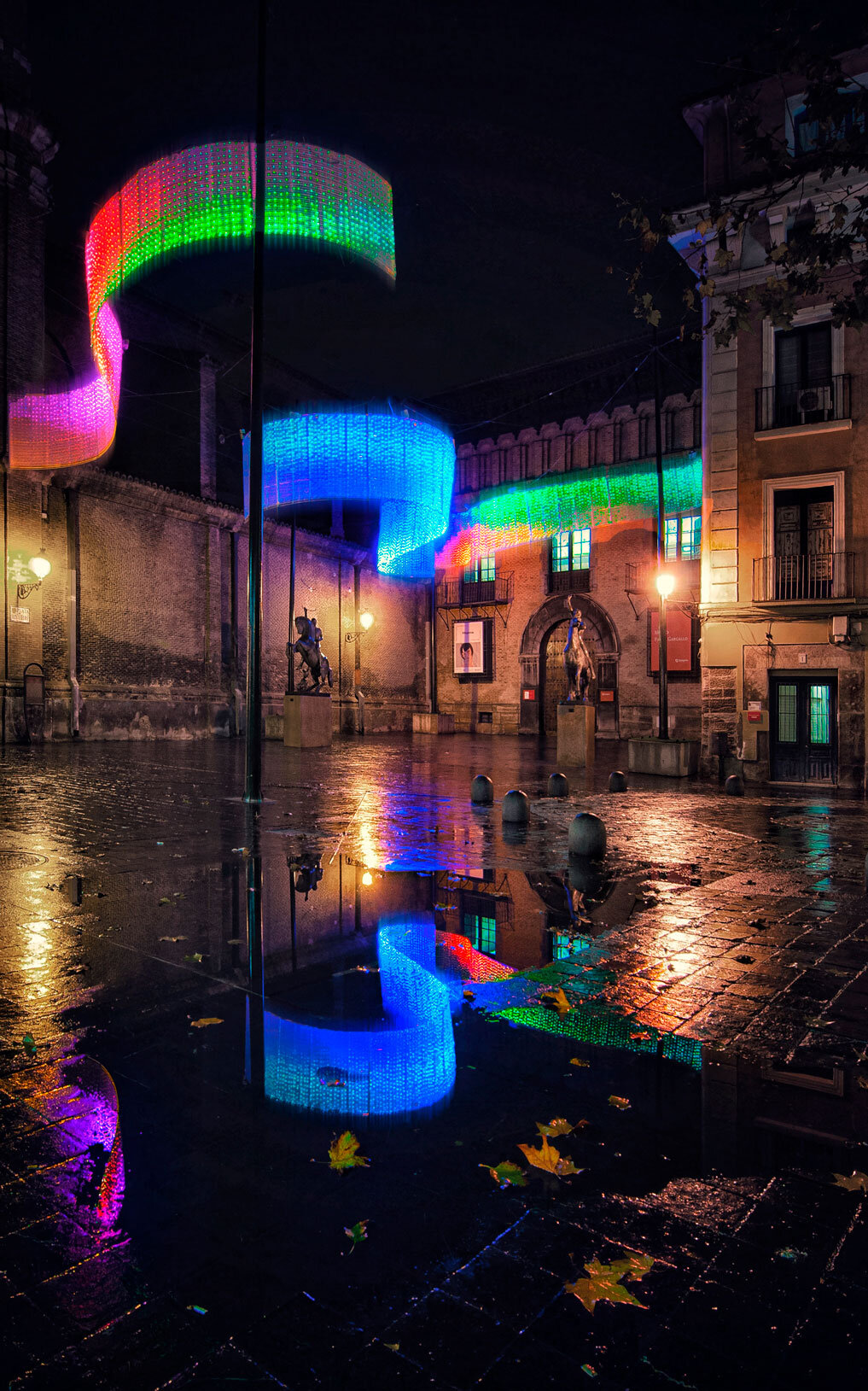Auroras represent one of the most beautiful scenarios in nature, the Northern Lights. In addition, it proposes a trip to new landscapes with games of light and color, like all those rainbow drawings children have placed on their windows during the t