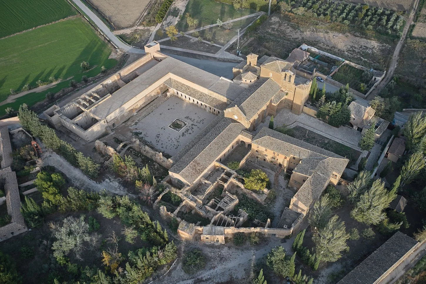  The Royal Monastery of Santa María de Sijena was founded in 1188, adopting a square floor plan, with a flat head church, naves with perpian arches and a gabled roof up to the cloister panels. In the 13th century the church was equipped with a chevet