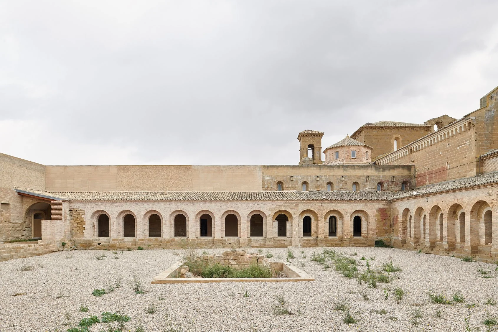  The monastery sits on a backwater of underground water, so that dampness and sandblasting of the stone have been recurrent. Our intervention began in 2002 by dealing with this pathology with a deep drainage by gravity, opposite to the attack front o