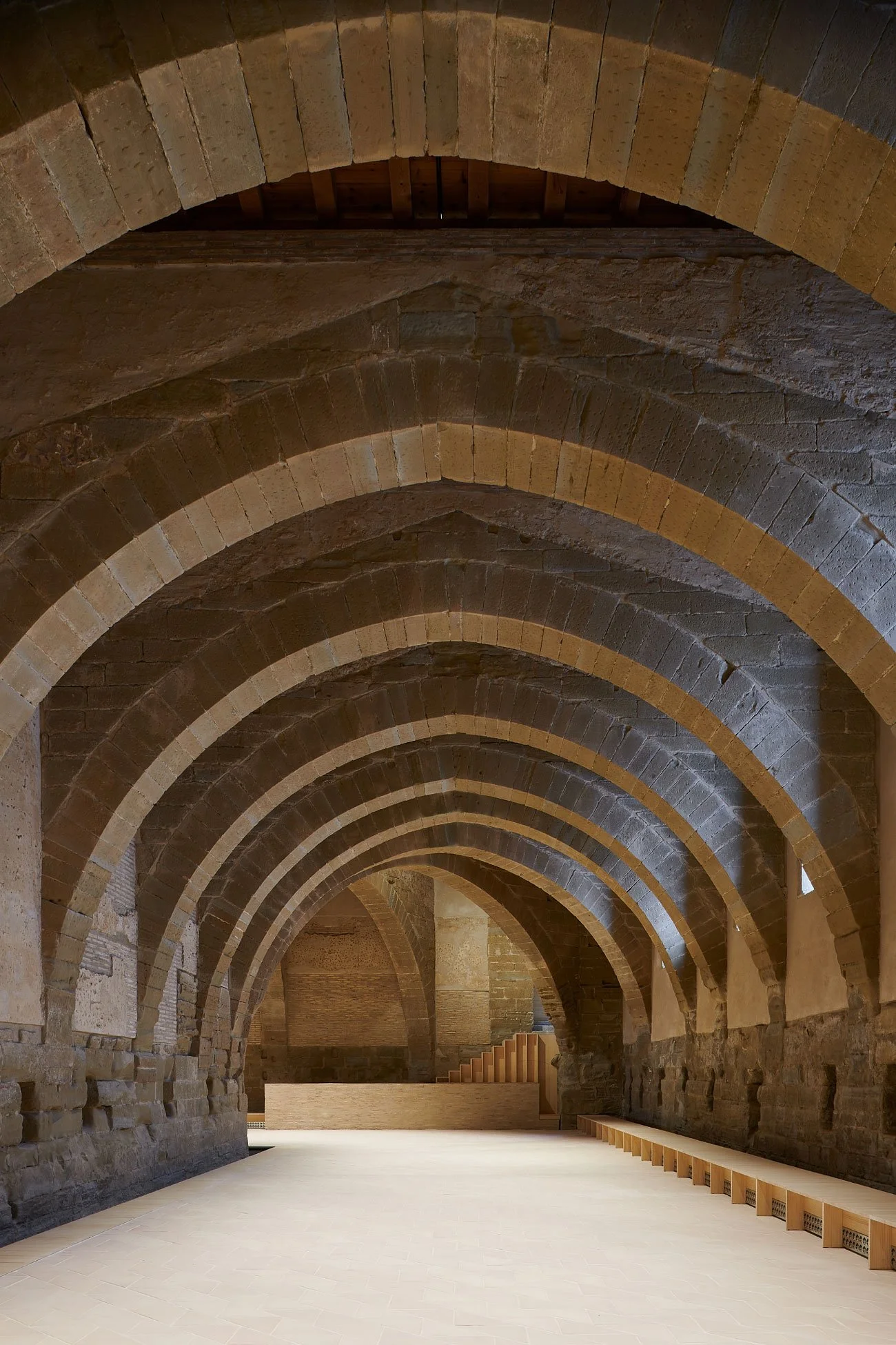  The intervention in the dormitory nave has been carried out with the purpose of conditioning the east and north naves of the monastery in order to be able to exhibit the goods returned to Sijena with dignity, taking into account that the technology 