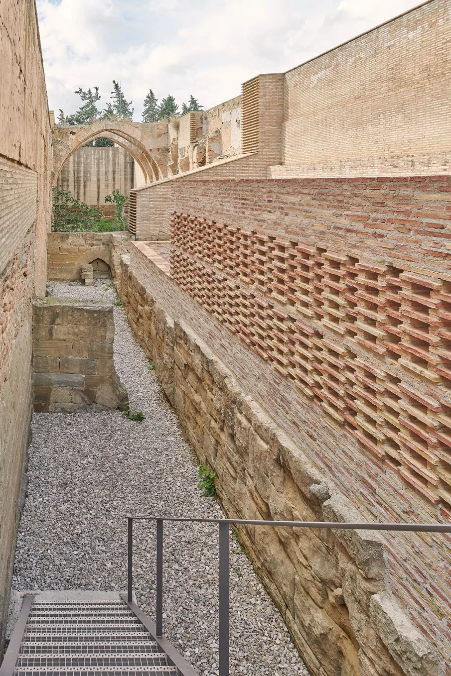  We believe that the old and the new are recognized in a natural way, without the final finish imposing itself on the documentary and expressive load of the walls, and that the space retains the echo of the monastic without having to recompose any of