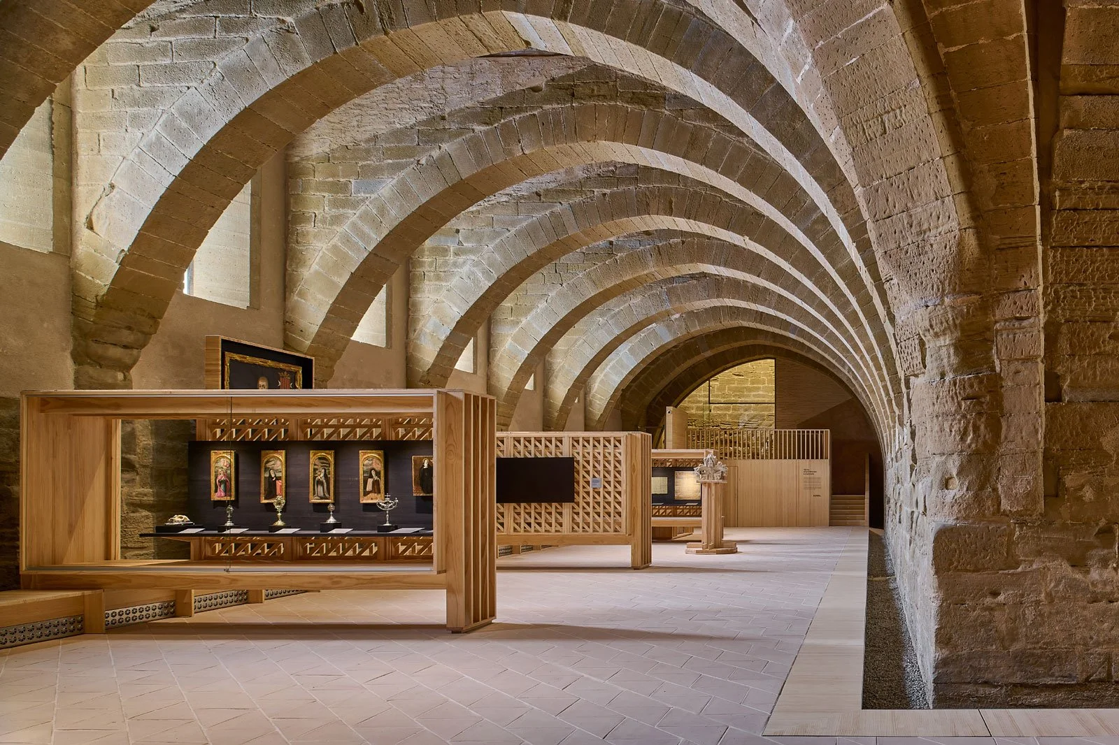  Te last interventions in the Monastery of Santa Maria de Sijena consist of the museographic works in the eats and north nave. A series of elements are proposed that complete the services necessary for its use as an exhibition hall, both the utilitar