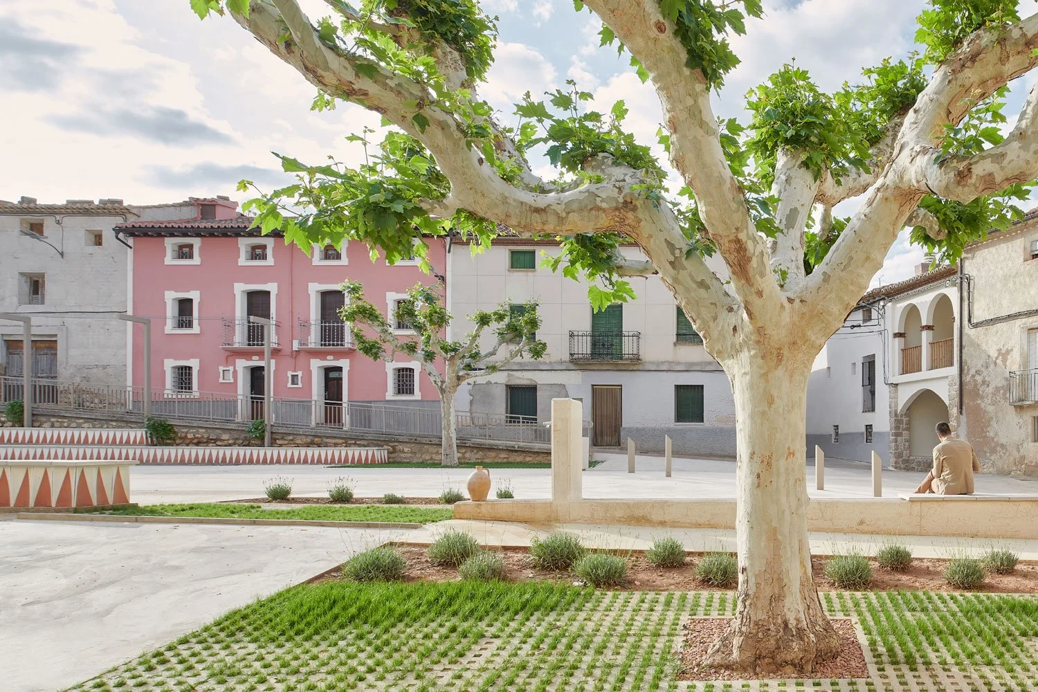  A plaster pediment, the pylon and the fountain, the arch support, the benches decorated with the tiles of the eaves, the shade pergolas, and of course its "Vivan los Quintos" painted crowning the scene, and which we rescue from an old photo today pr