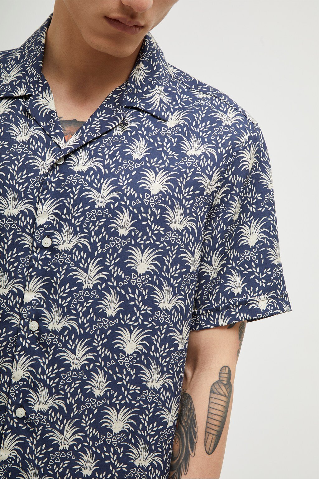 52lhi-mens-de-indigowhitecapgrey-palm-print-lyocell-shirt-2.jpg