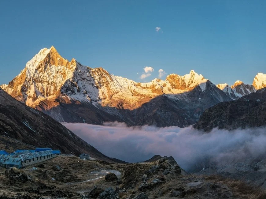coucher de soleil sur le camp de base de l'annapurna au Népal lors du trek du camp de base de l'annapurna