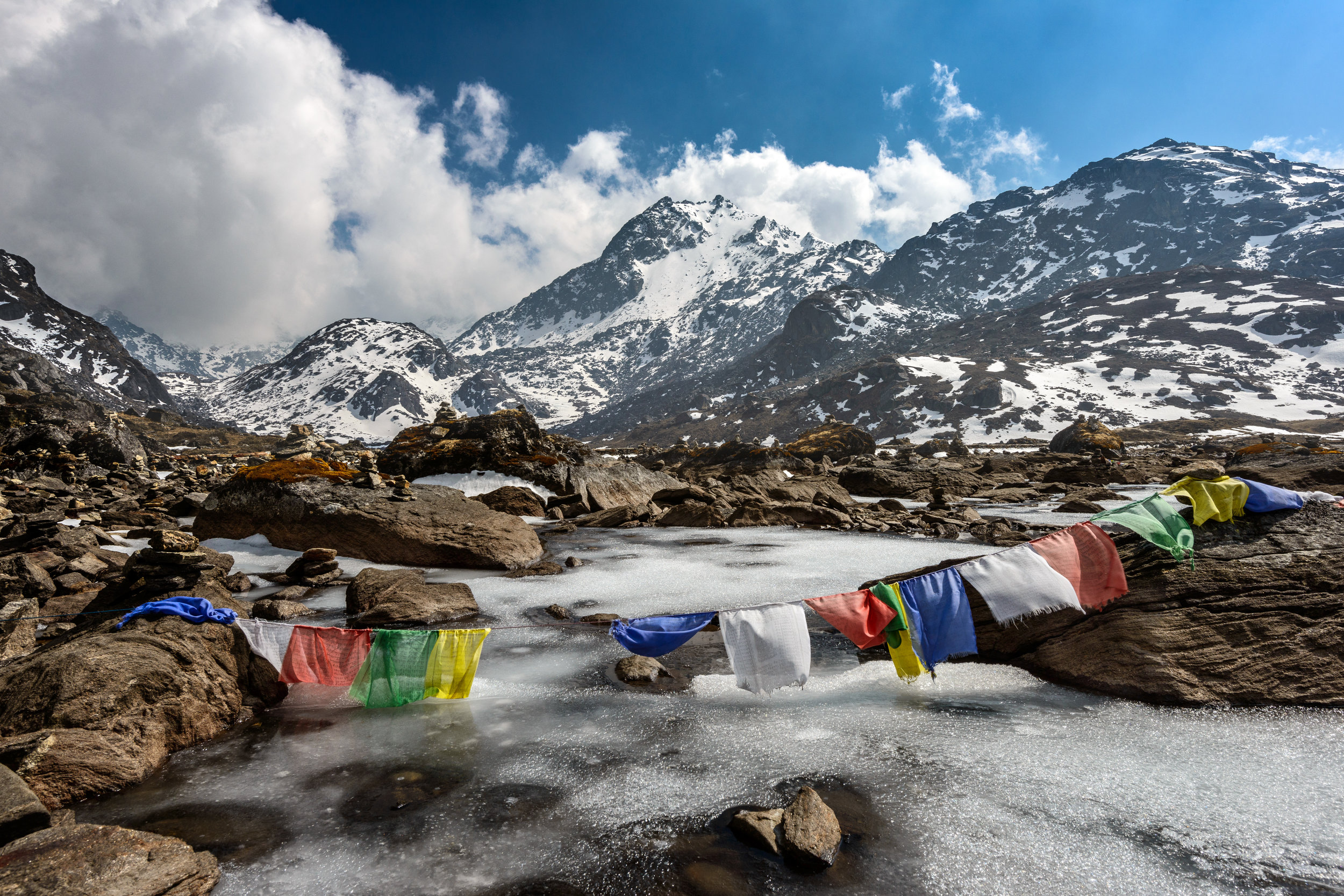 Drapeaux de prière bouddhistes dans les Annapurna