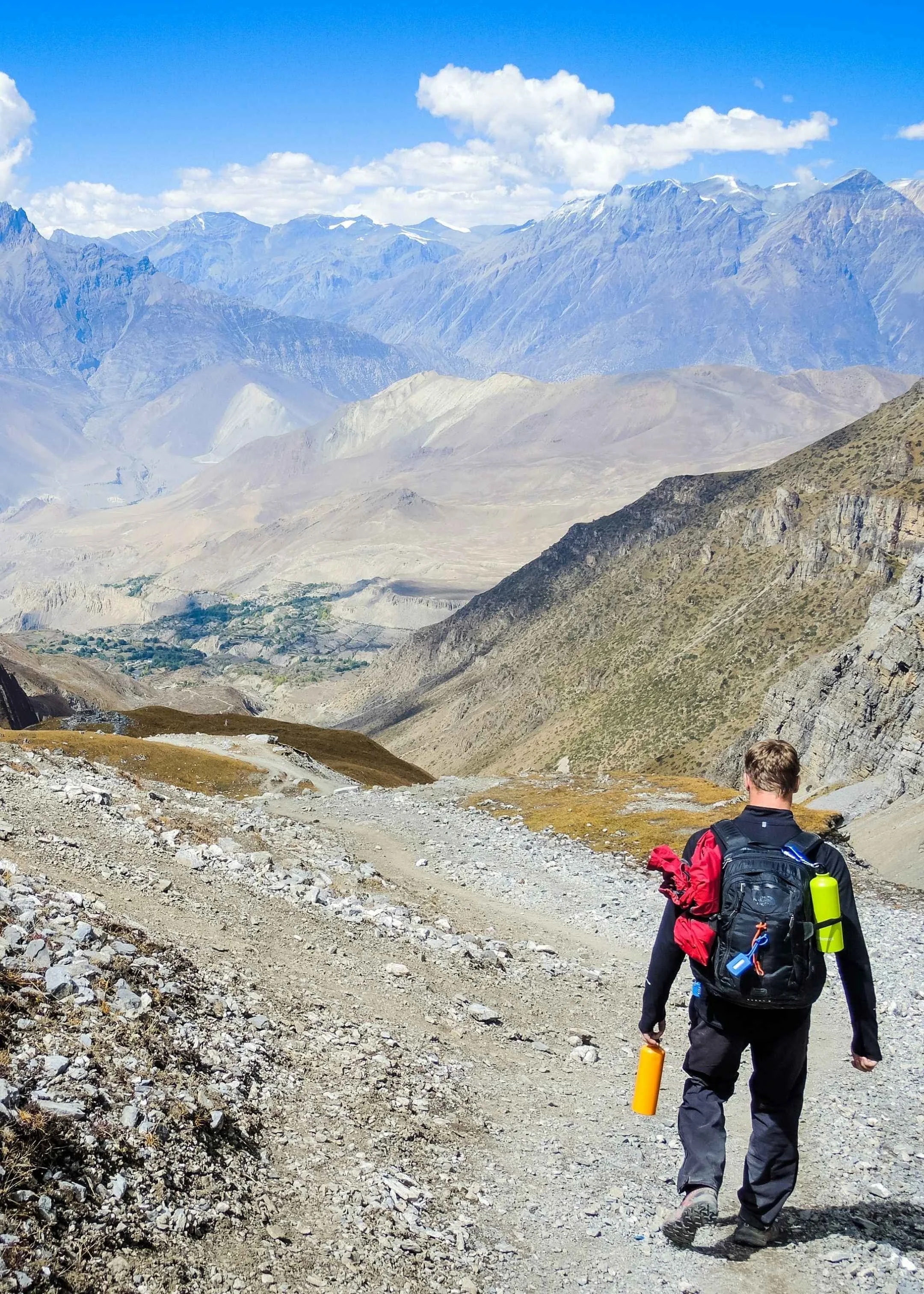 trekkeur descendant du tzhorungla vers muktinath durant le trek du tour des annapurnas au Népal