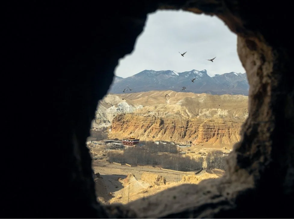 Photo d'un paysage du haut-mustang pris depuis une grotte