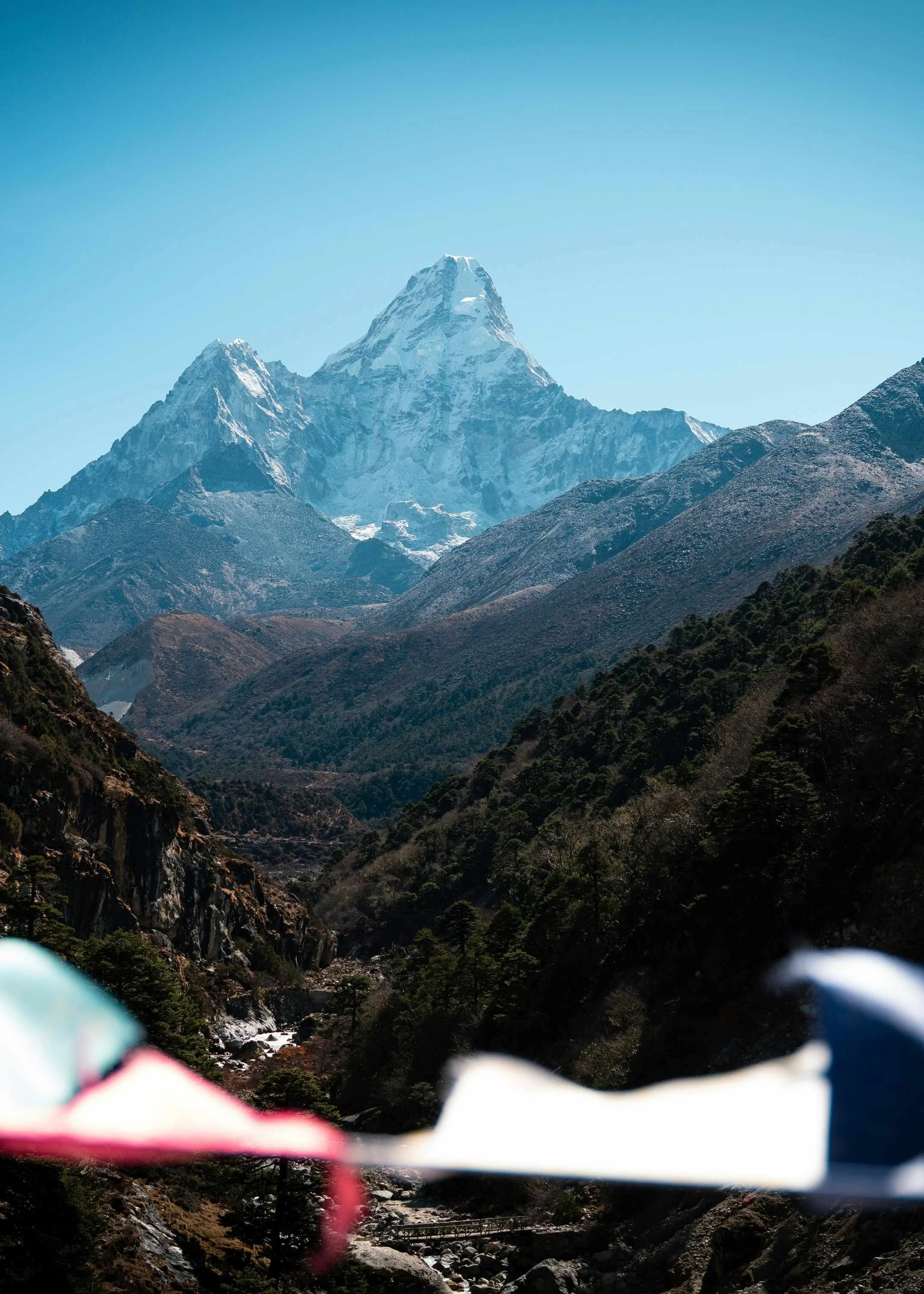 Vallée de l'Everest avec l'amadablam an avant plan sur le chemin emprunter par le trek des trois cols au Népal