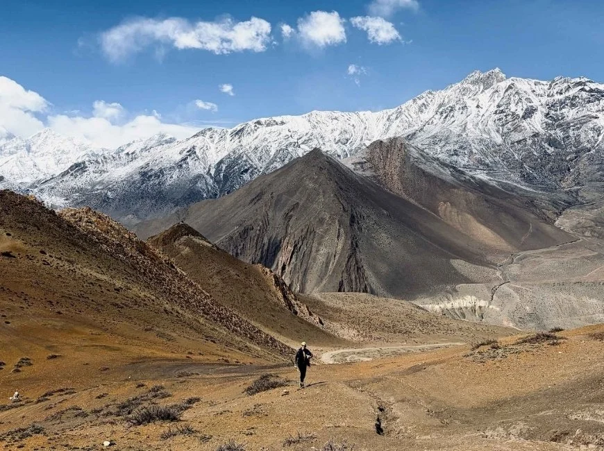 trekkeur dans la vallée de Muktinath durant le trekking de la route du sel