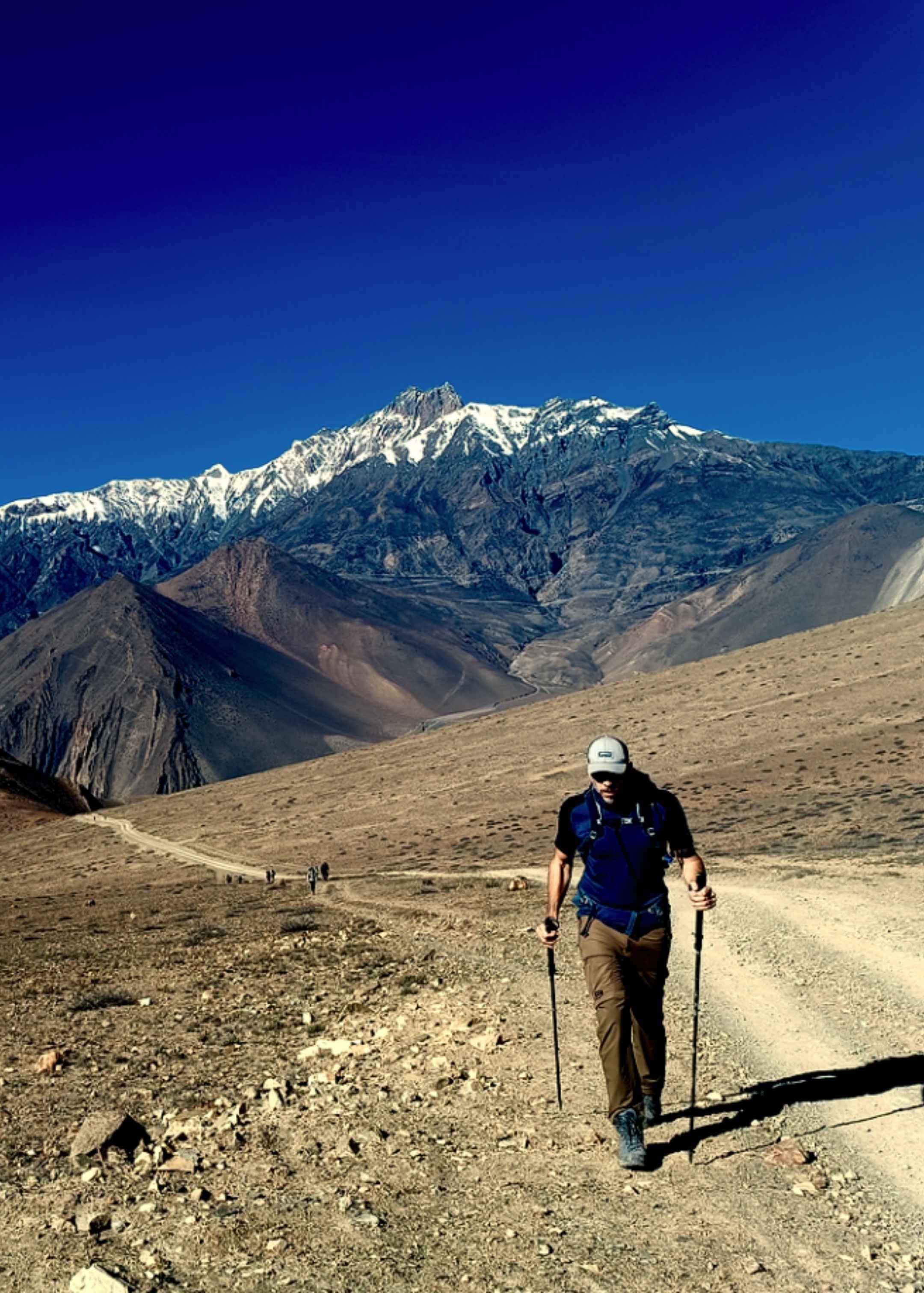un trekkeur sur le sentier menant à mukitnath durant le trekking de la route du sel au Népal.