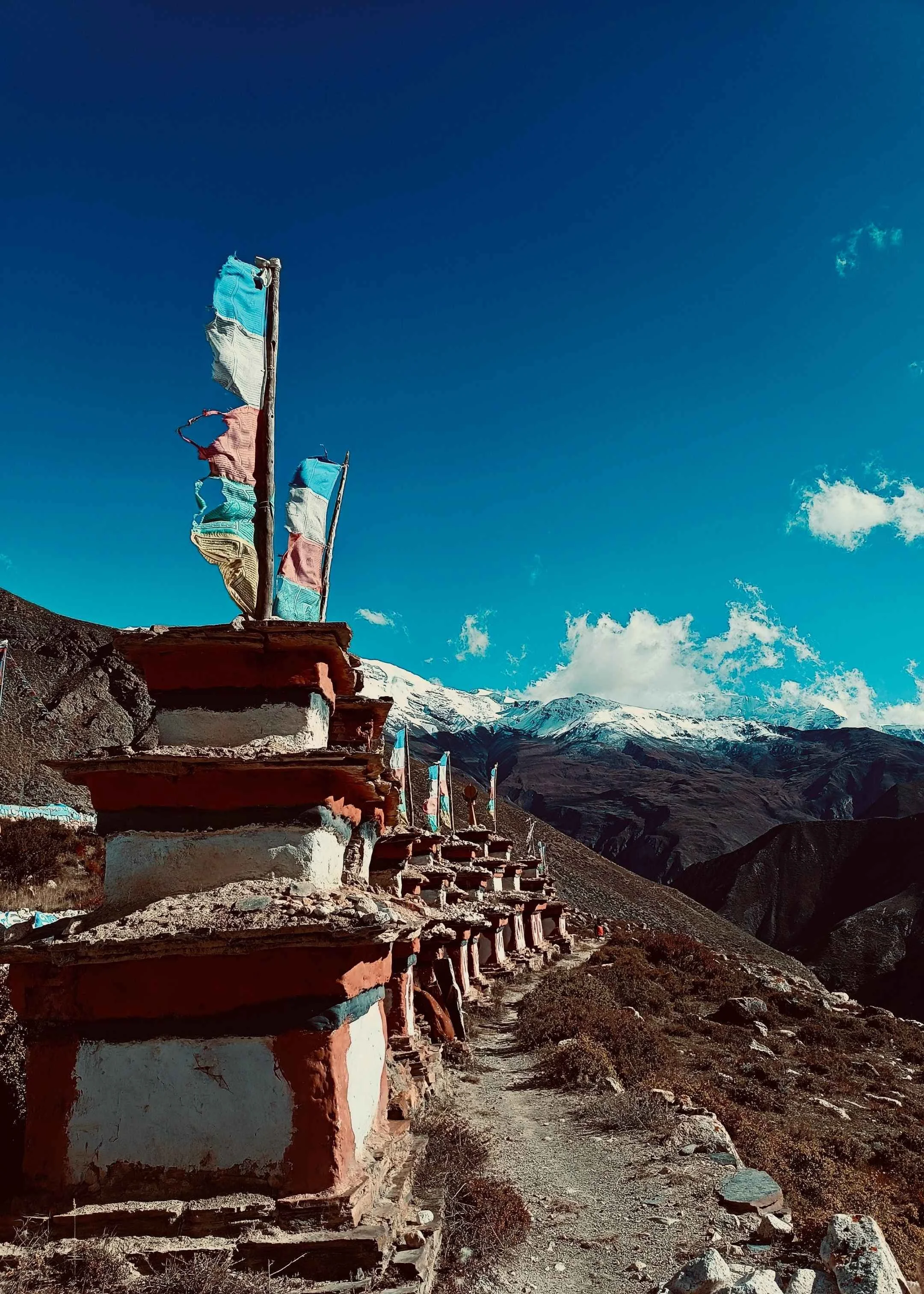 murs de prière dans la vallée de naarphu, lors de la marche d'approche menant au camp de base de l'himlung Himal