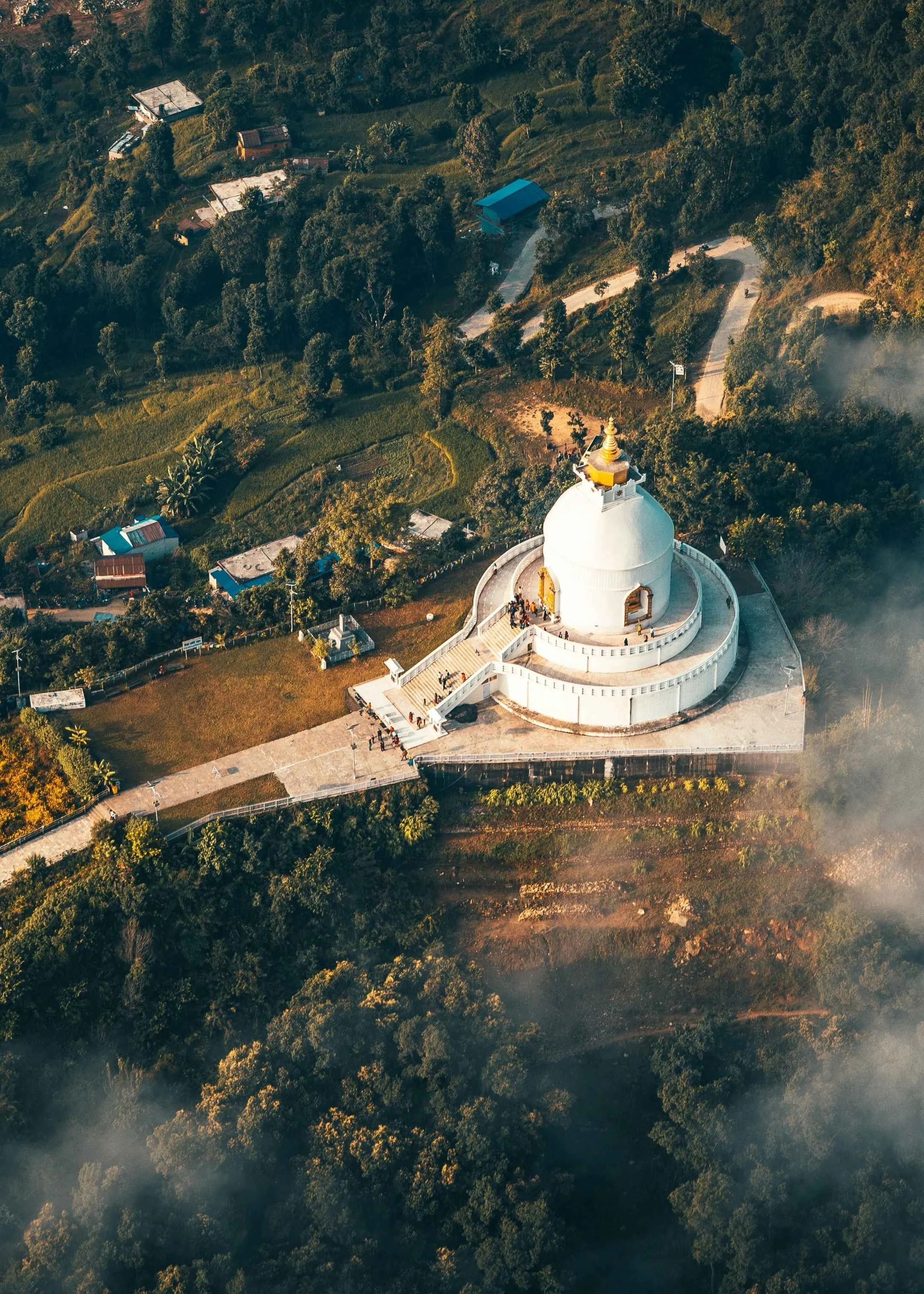 vue aérienne de la pagode de la paix à pokhara, au retour du trek du camp de base de l'annapurna