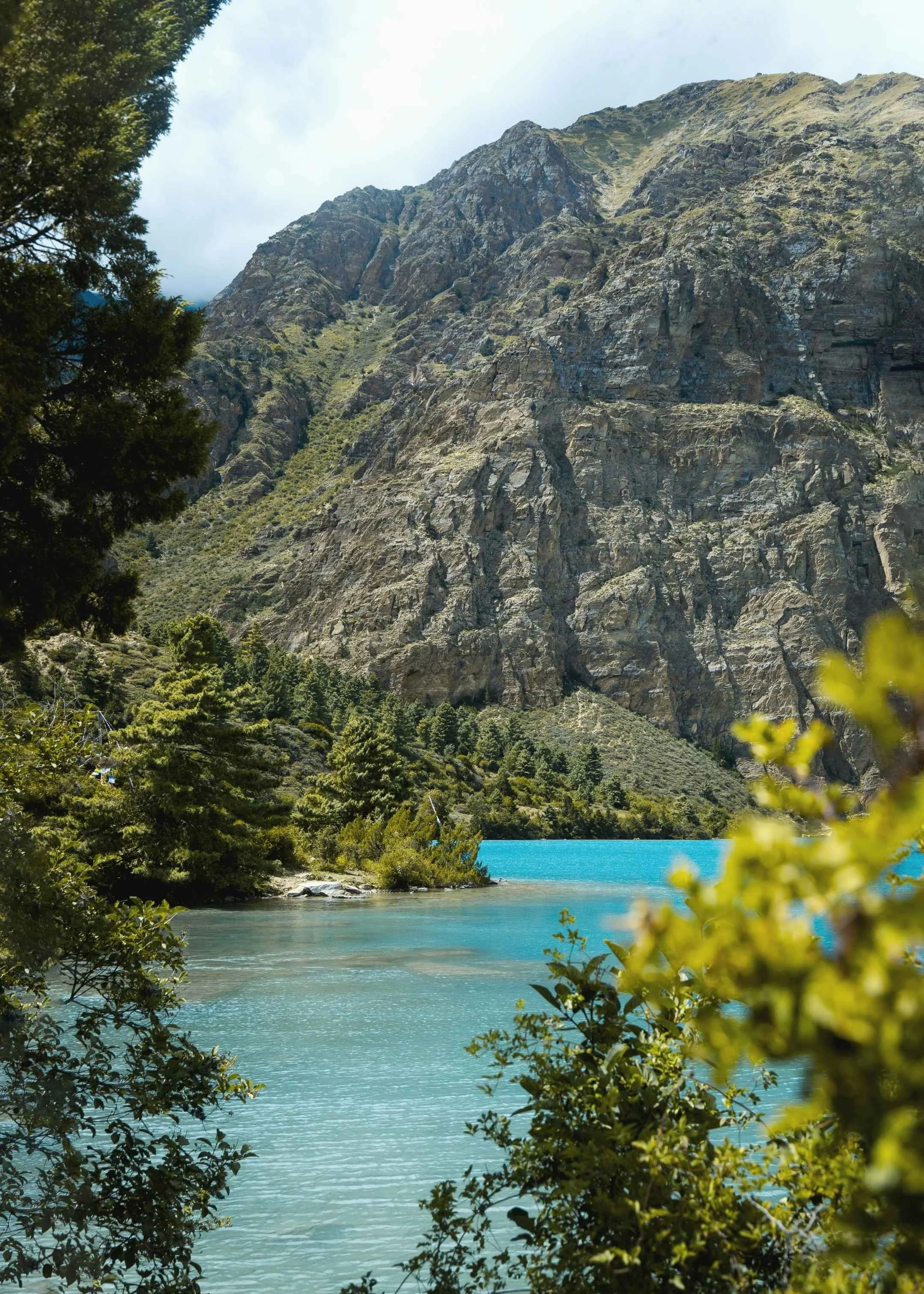 Rives du lac Phoksundo dans le Dolpo