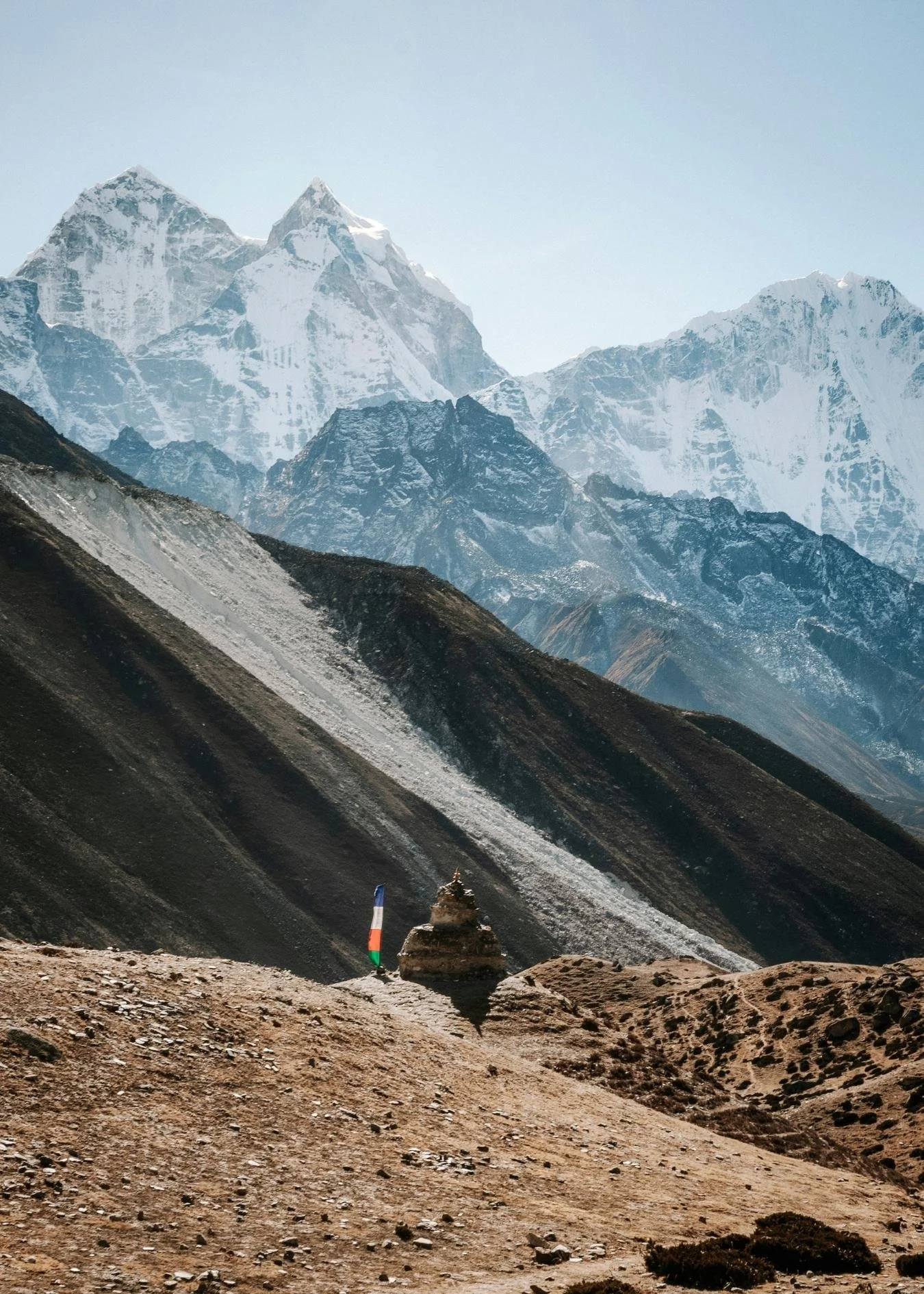 sentier isolé entre le massif de l'Everest avec petite stupa à l'horizon