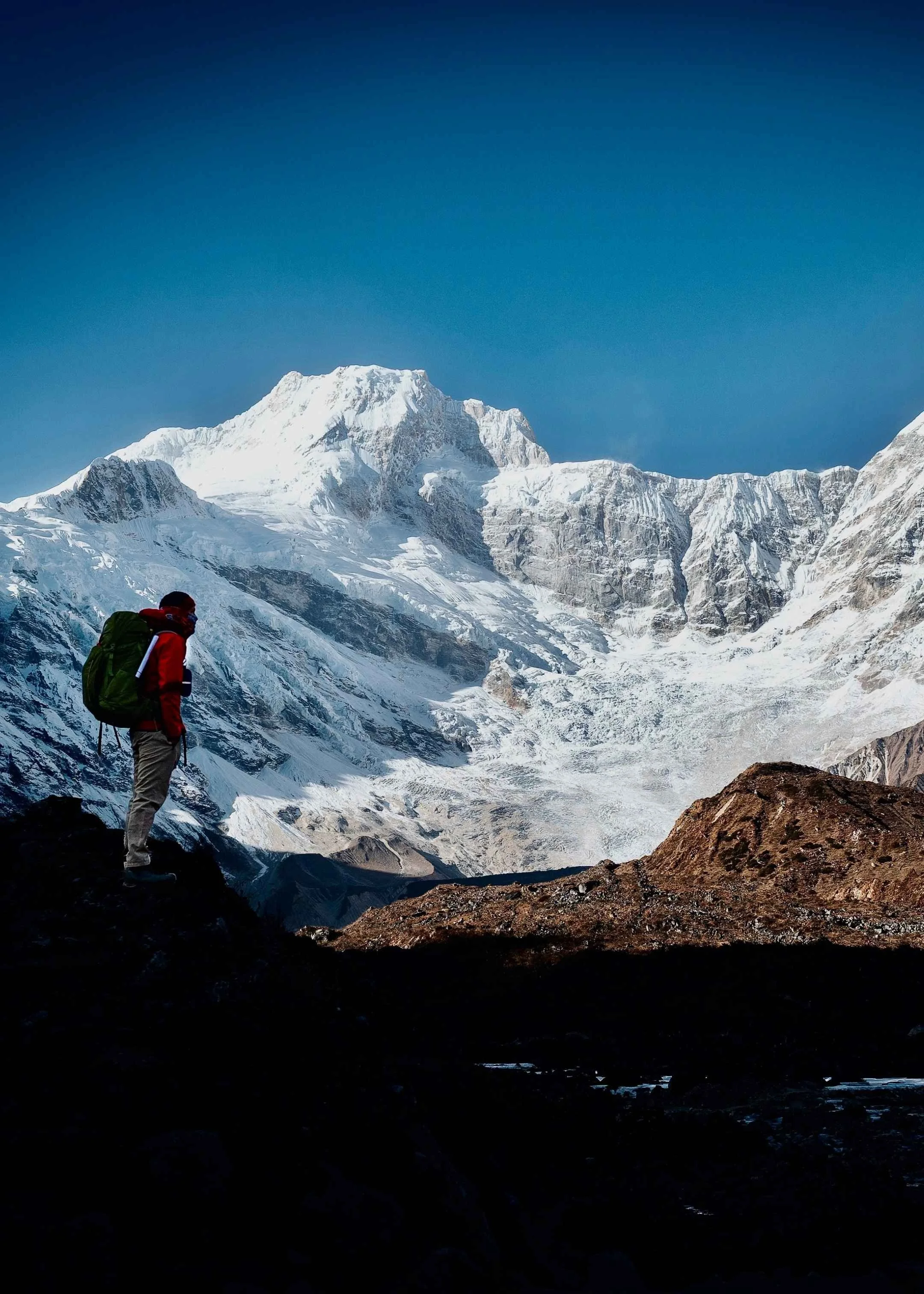 trekkeur dans la vallée de numéro avec montagne en toile de fond lors du trekking autour du Manaslu