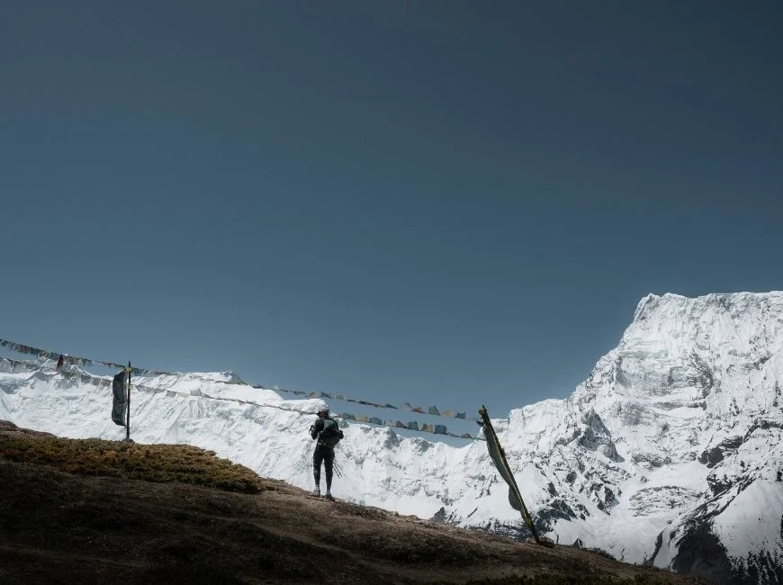 Trekkeur de dos au camp de base du Manaslu, lors du trek du tour du Manaslu.