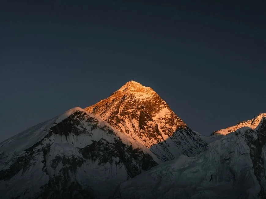 L'everest au couche du soleil lors du trekking des trois cols.