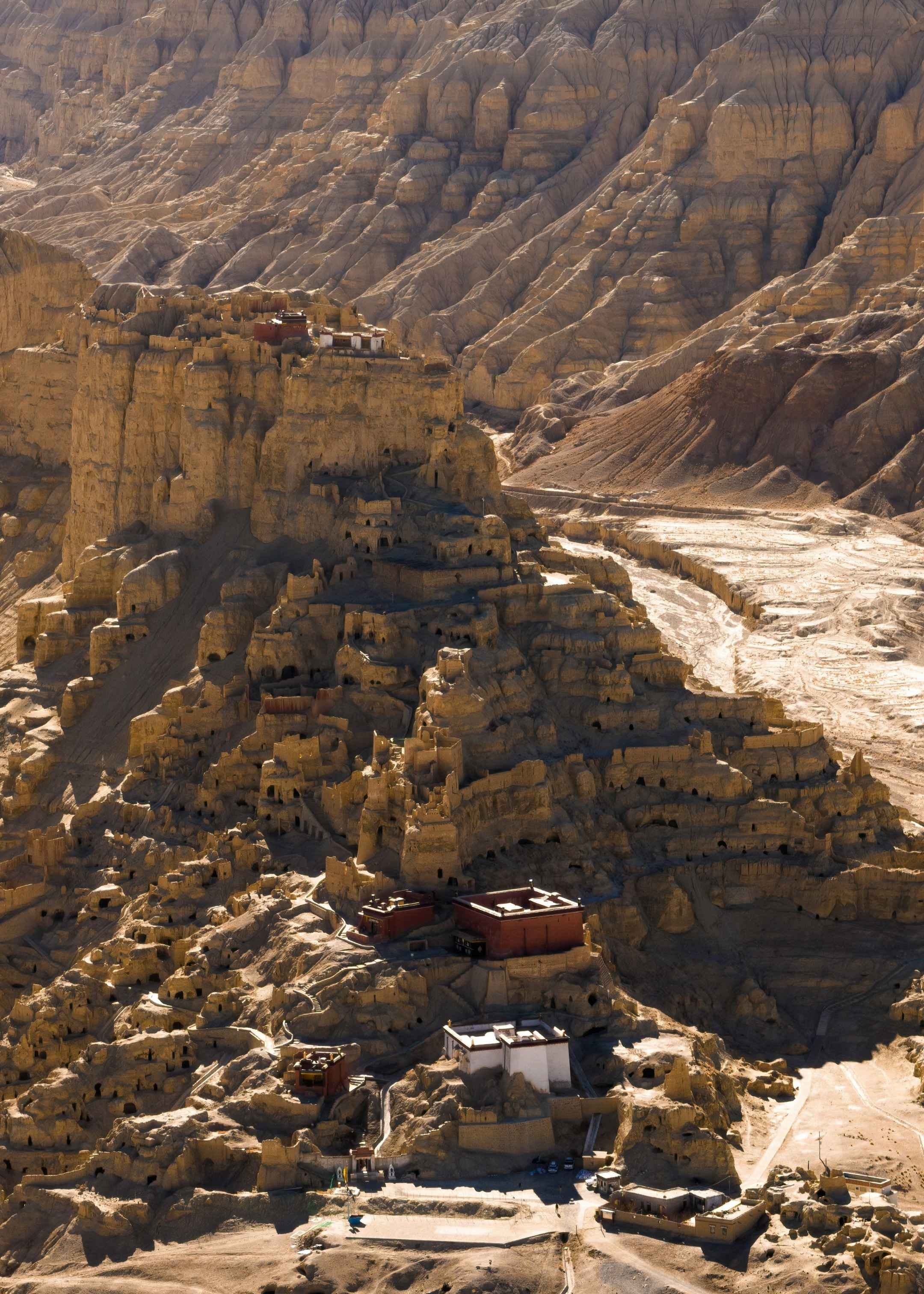 vue aérienne d'un village du haut mustang et de ses habitations troglodytiques lors du trek du haut mustang avec nomads land