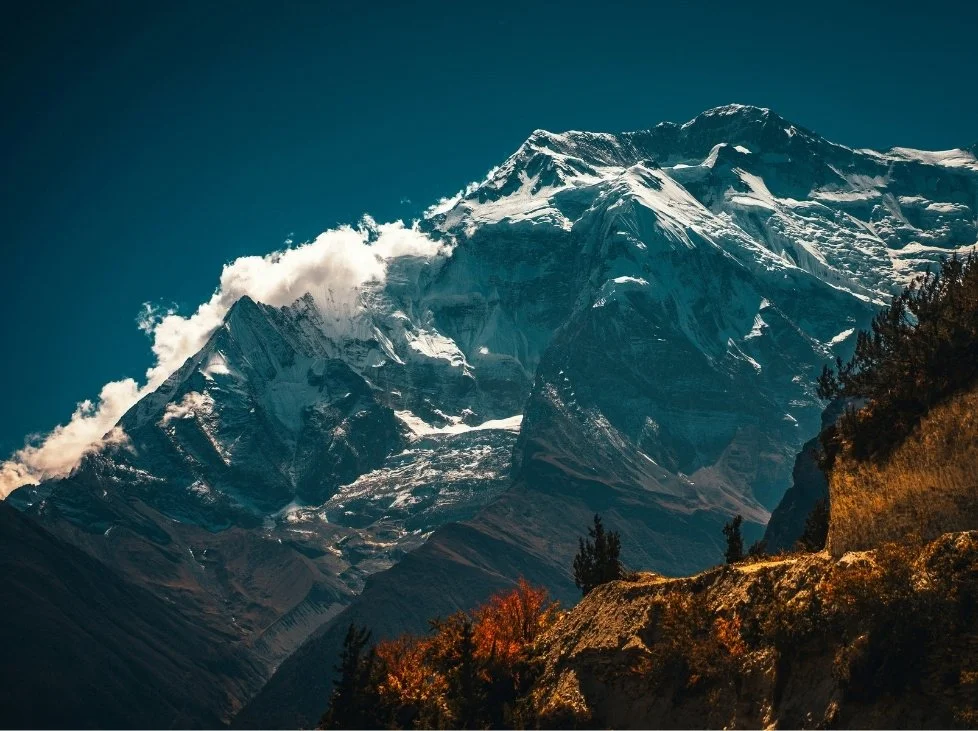 massif enneigé sur le tour des annapurnas