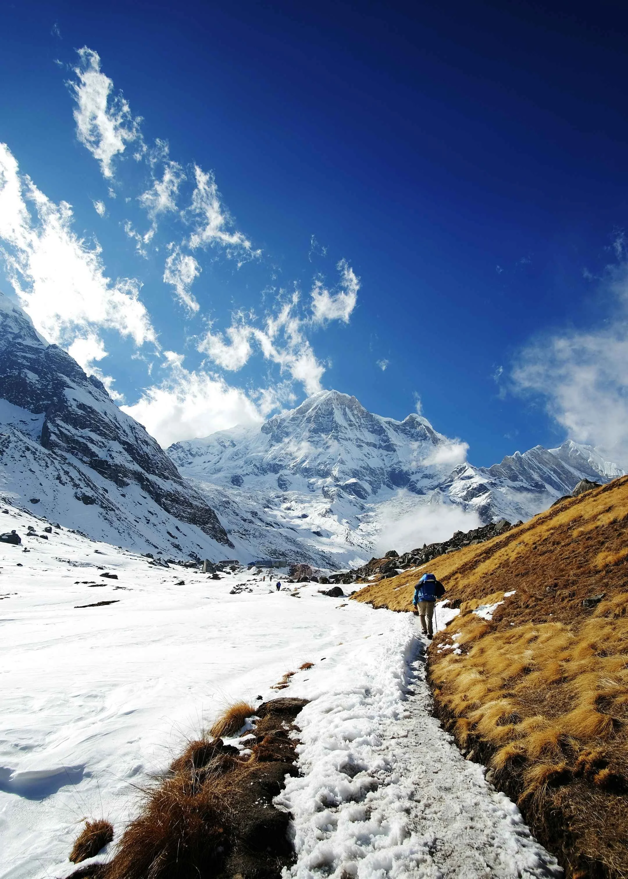 trekkeur arrivant au camp de base de l'annapurna au Népal