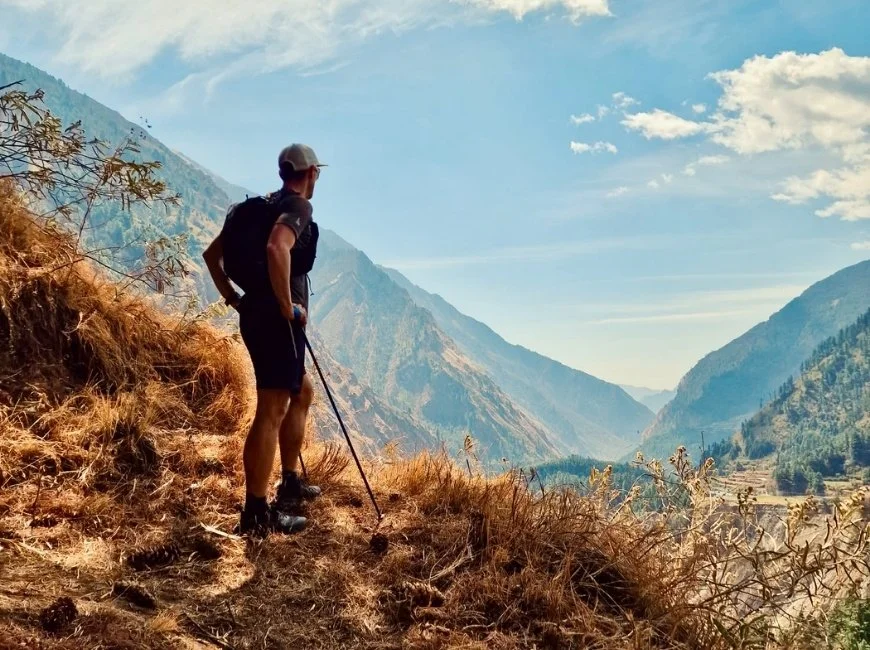 trail-runner dans face aux vallées de l'annapurna