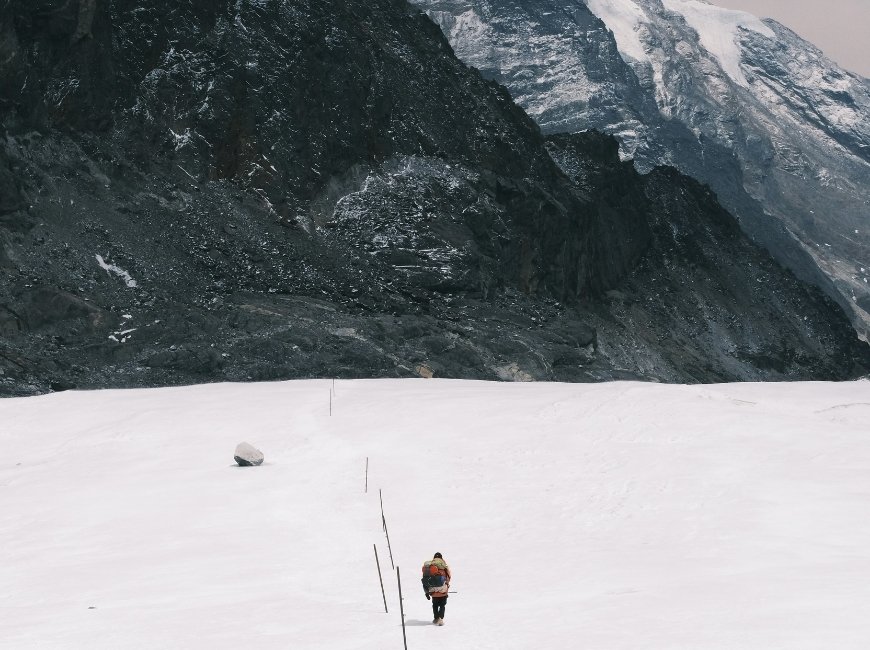 trekkeur sur le glacier du mera peak lors de la descente du somme