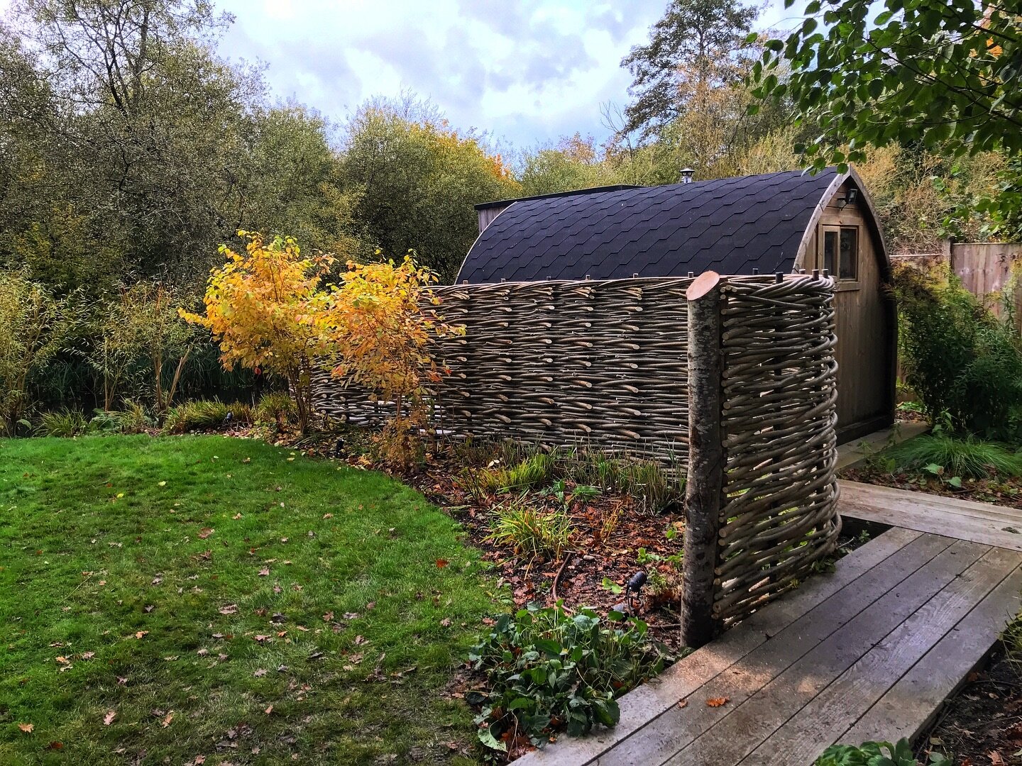 Garden sauna screen in a beautiful riverside location.
&bull;
&bull;
#wonderwoodwillow #wovenfencing #willow #garden #design #welcomehome #oxford #cambridge #suffolk #norfolk #surrey #granddesigns #newbuild #bespoke #gardendesign #landscapedesign #co