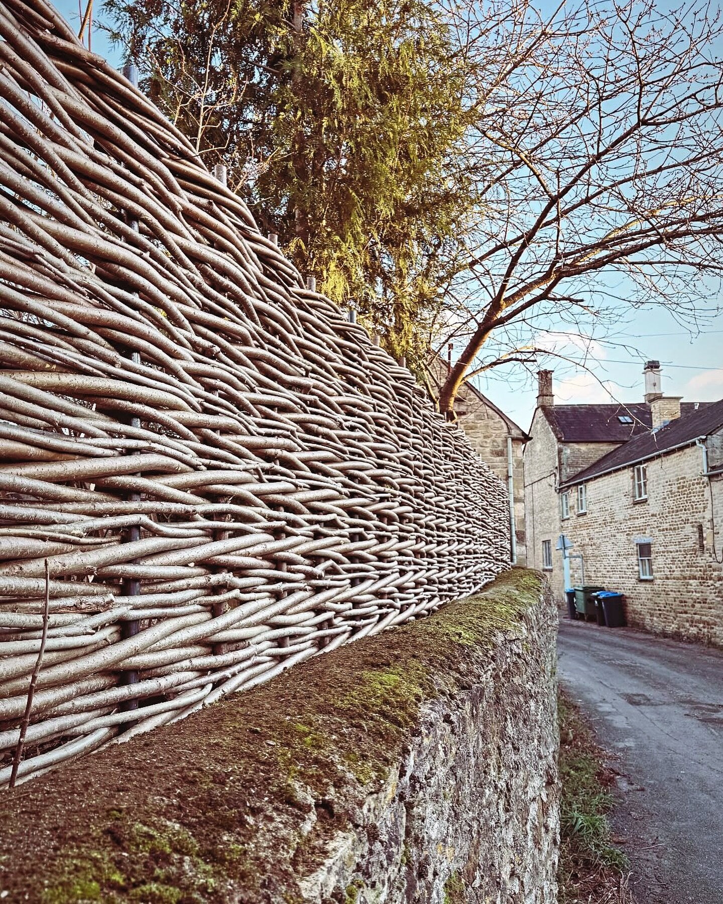 Another lovely job for @daylesfordfarm  @daylesfordstays @thewildrabbitkingham 
&bull;
&bull;
#wonderwoodwillow #wovenfencing #willow #garden #design #welcomehome #oxford #cambridge #suffolk #norfolk #surrey #granddesigns #newbuild #bespoke #gardende