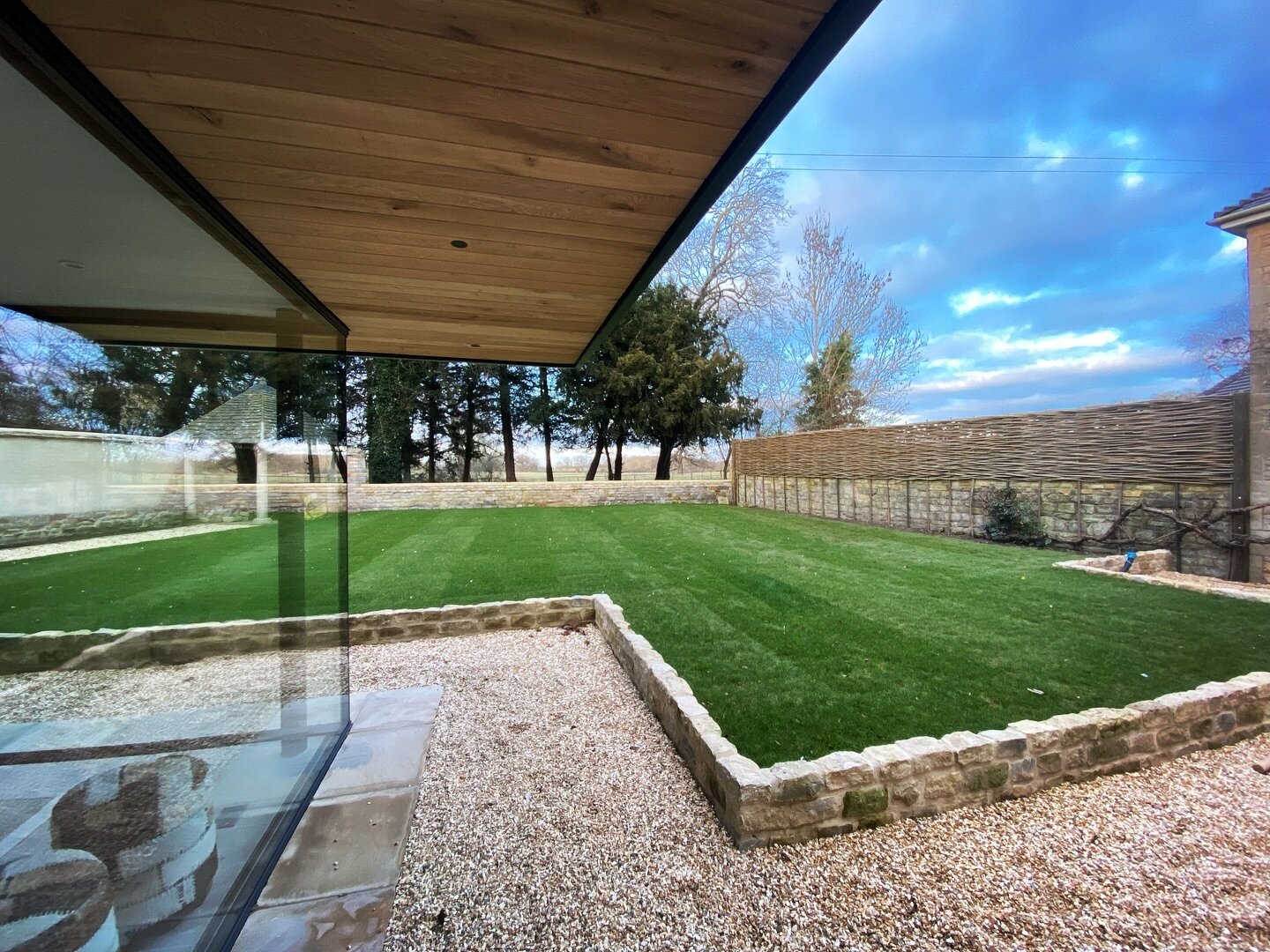 A mix of contemporary styling and traditional crafts.
&bull;
&bull;
#wonderwoodwillow #wovenfencing #willow #garden #design #welcomehome #oxford #cambridge #suffolk #norfolk #surrey #granddesigns #newbuild #bespoke #gardendesign #landscapedesign #cop