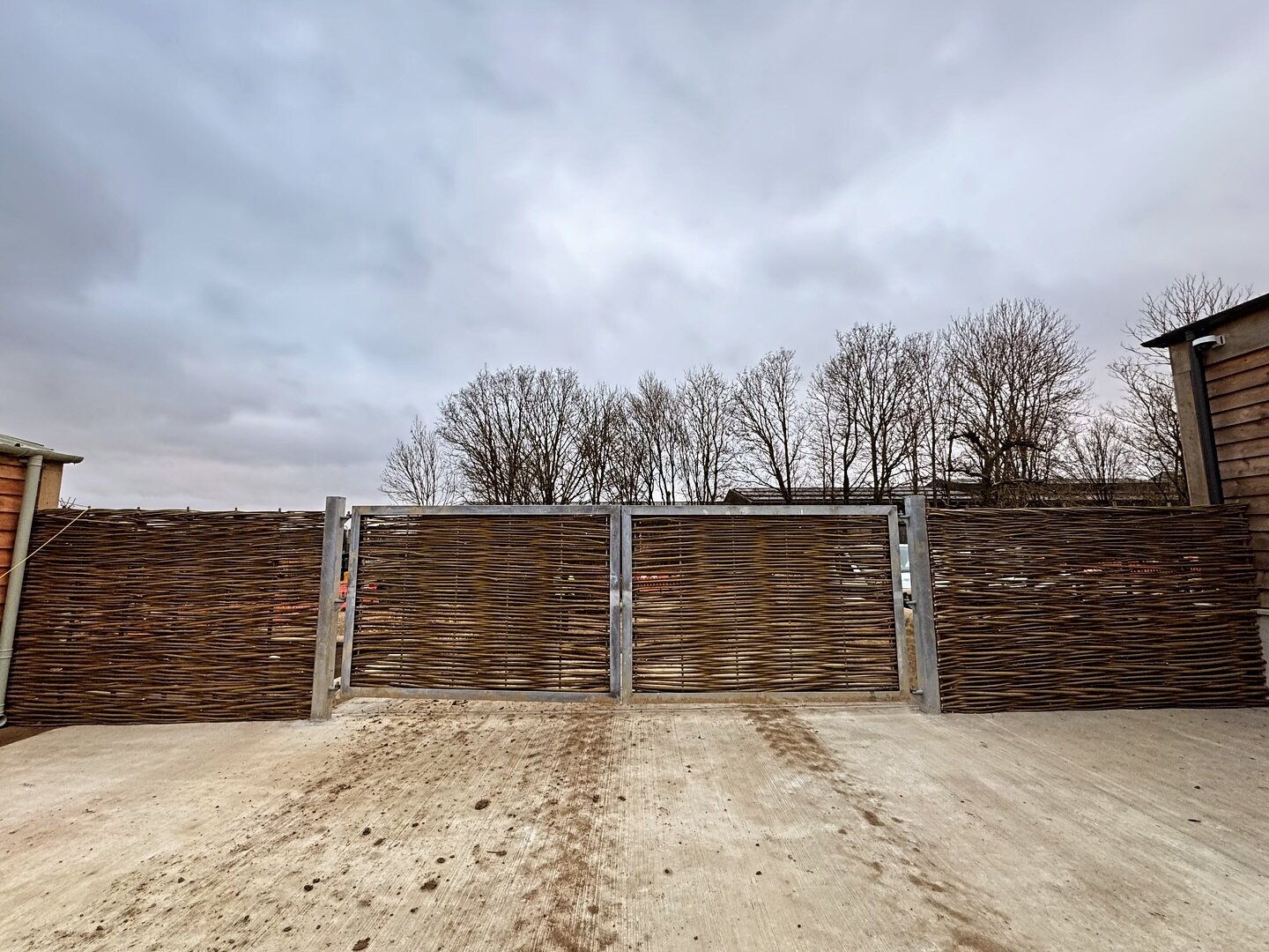 Something with bit more of an agricultural/industrial feel than our norm for @daylesfordfarm 
&bull;
&bull;
#wonderwoodwillow #wovenfencing #willow #garden #design #welcomehome #oxford #cambridge #suffolk #norfolk #surrey #granddesigns #newbuild #bes