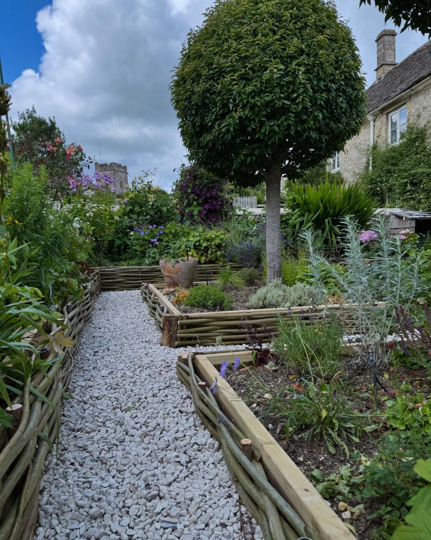 Something a little different for the Cotswold team, cladding these raised beds, we can&rsquo;t wait to see them with their oak top boards fixed in place.
&bull;
&bull;
#wonderwoodwillow #wovenfencing #willow #garden #design #welcomehome #cotswolds #o