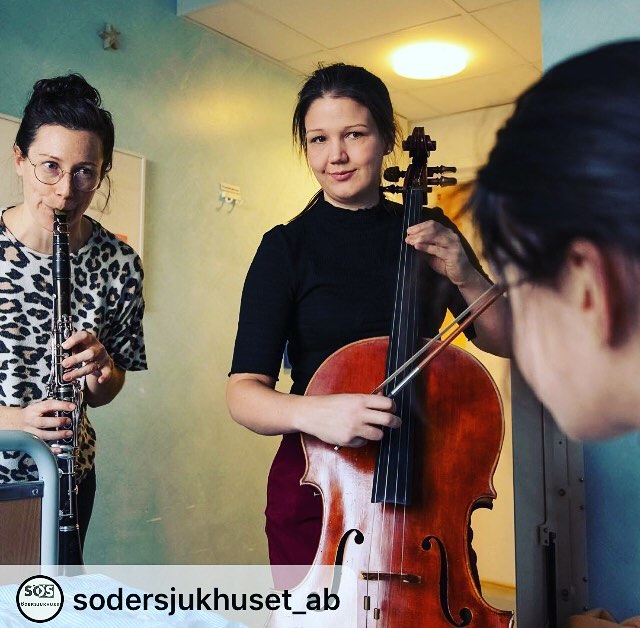 Repost! @sodersjukhuset_ab Idag var det sista besöket (för nu!) för musikerna på avd 64/74. Alla 3 musiker var med och vi firade en lyckad projekt och hoppas på fortsättning av projektet i 2019! Tack alla fina familjer vi har träffat och särskilt stor tack till alla personalen som har varit så öppna, välkomnande och stöttande genom projektet! 🙏🏼 #musikprojekt #sachsskabarnsjukhuset #avd64 #avd74 #sachsska #sachsskabarnochungdomssjukhuset #musikochhalsa #musicforhealth #kulturochhälsa #music #barn #sös #sachsskabarnochungdomssjukhuset #södermalm #stockholm #kulturivården
#musikivården #krokodilibilen #barnvisor #cello #klarinett #gitarr #clarinet #guitar
