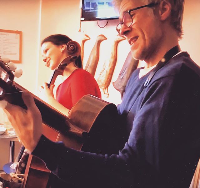 ✨🎶Lullabies på rummet 🎶✨ med @rspargo och Joakim Lundstrom av @hagaduo 🙏🏼 Kompetenscentrum för kultur och hälsa har publicerat en artikel på deras hemsida, och en film klipp på youtube/facebook- kolla upp det!
http://kulturochhalsa.sll.se/sachsska
#musikochhalsa #musicforhealth #kulturochhälsa #music #barn #sös #sachsskabarnochungdomssjukhuset #södermalm #stockholm #kulturivården
#musikivården #regionstockholm #musikpårummet #cello #clarinet #guitar #skapandemusik #kreativ #lullaby #twinkletwinkle #blinkalillastjärna
