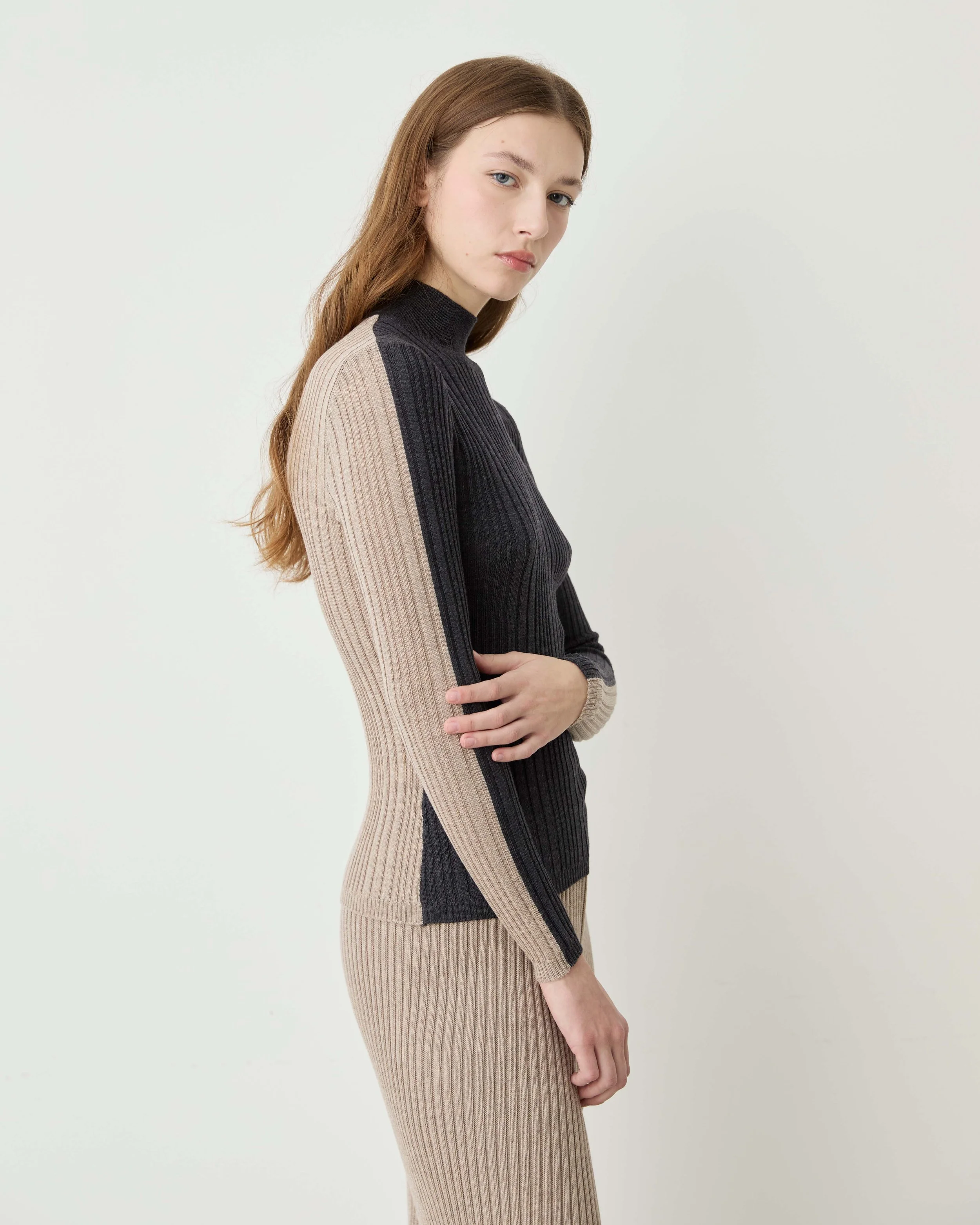 Dividibi Sweater_CharcoalGreige4.jpg
