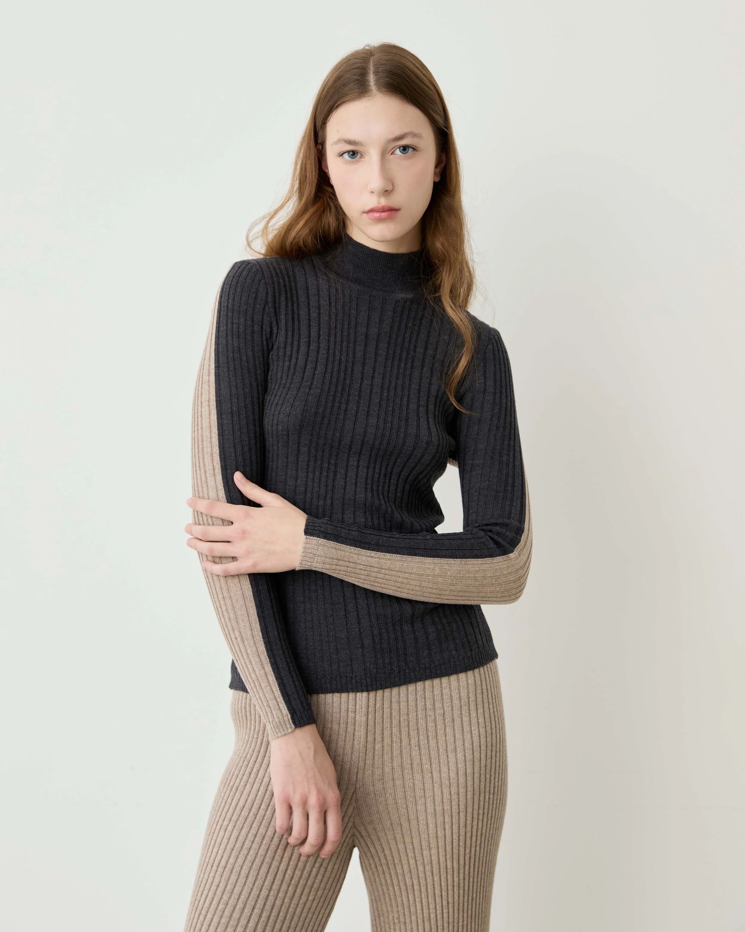Dividibi Sweater_CharcoalGreige3.jpg