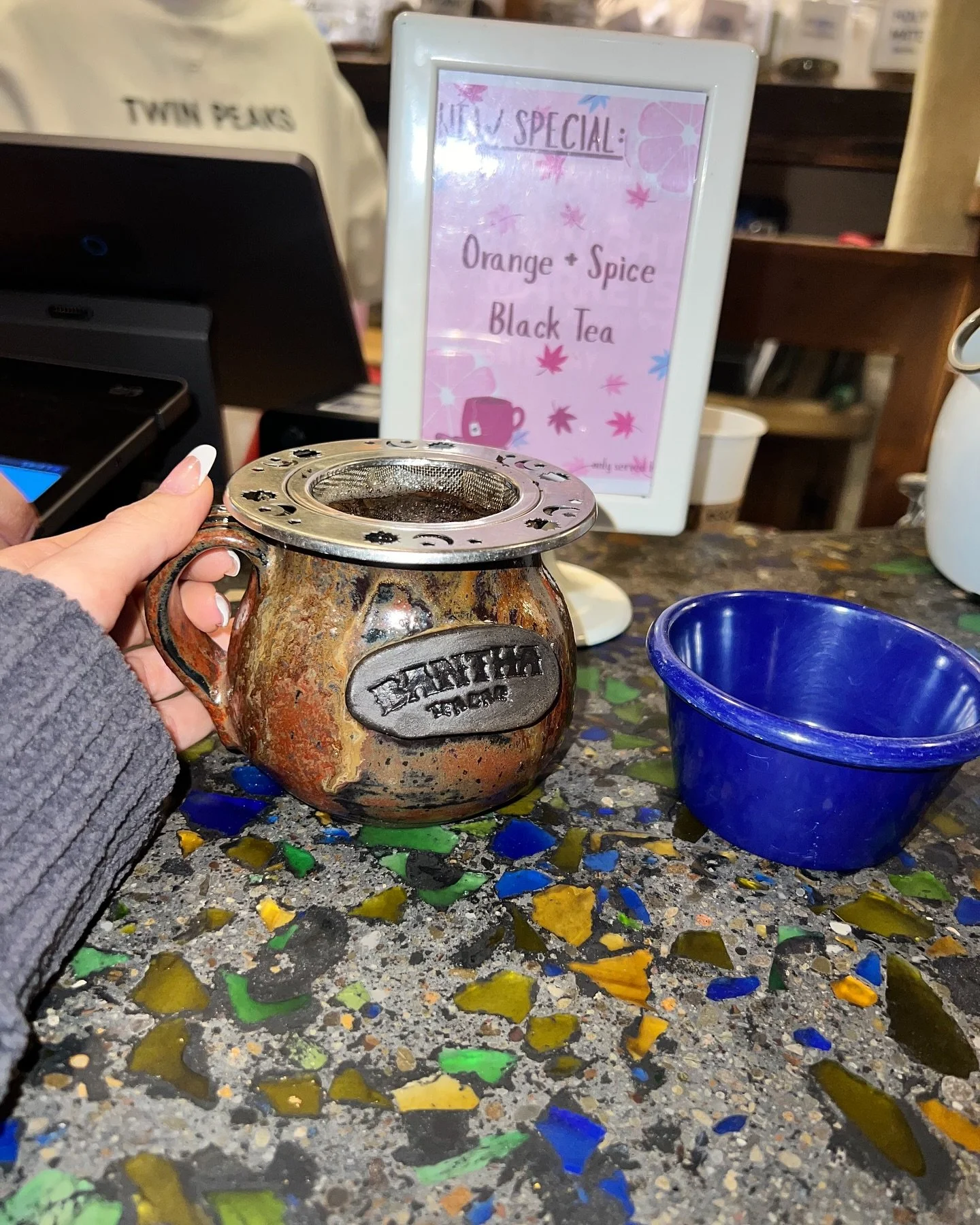 Limited Time Tea Alert ‼️ Orange + Spice Black Tea 
🍊🫚🌶️🍊🫚🌶️🍊🫚🌶️ perfect hot drink at this upsettingly cold time

Contains a blend of East African and South Asian Tea leaves, orange peel, cinnamon, and spices, smells citrusy and delicious &a