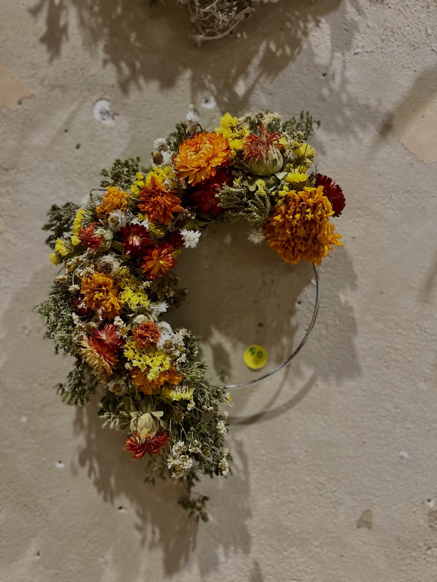 Dried flower wreaths and vases by @cuttingroot for sale! Beautiful, affordable, and make great gifts for the holiday 💐🥀✨ see them at Bantha all month long!