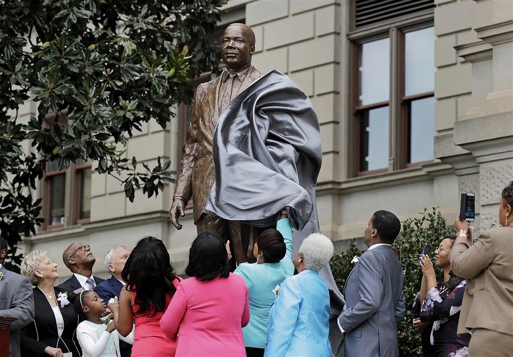 ss-170828-martin-luther-king-jr-staue-unveiling-01_6ae490a48a6403e957c3d101aa4df5bf.nbcnews-ux-1024-900.jpg