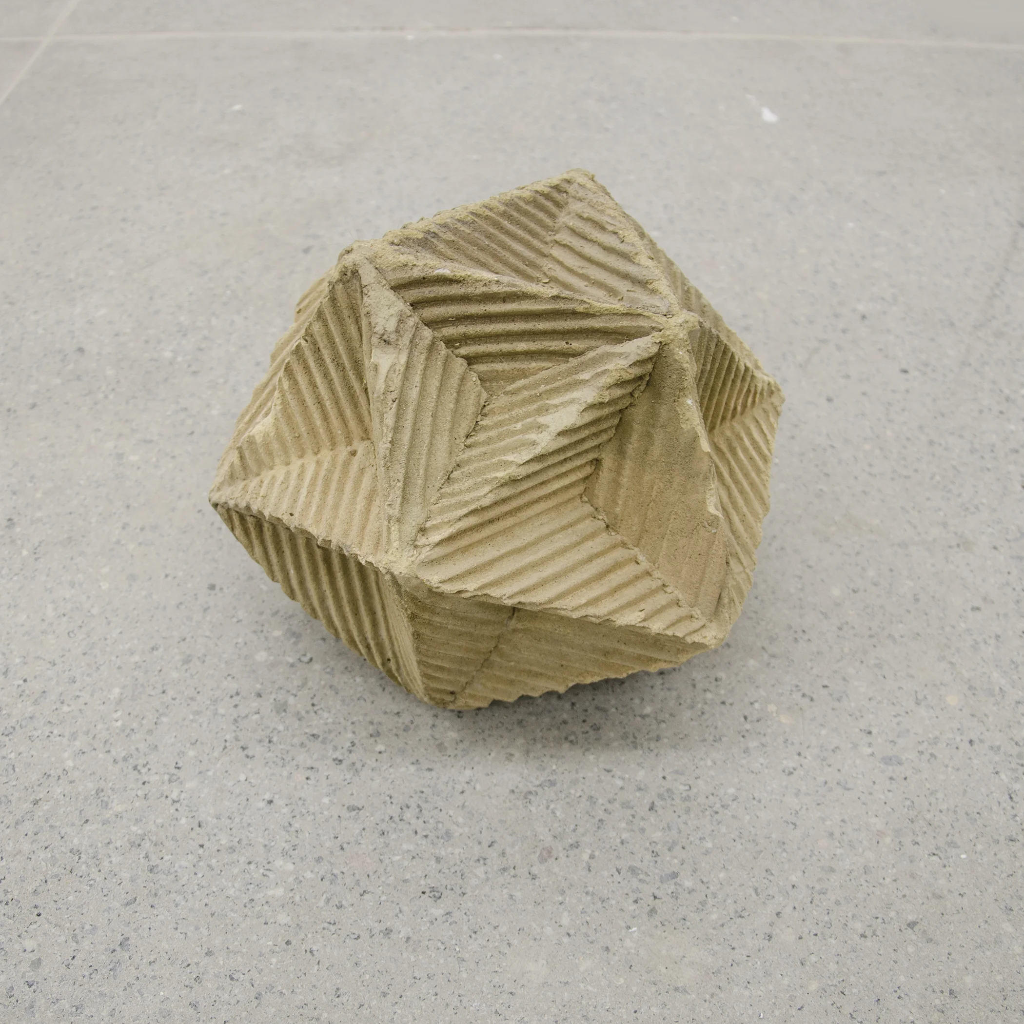 dodecadente, 2017 cimento pigmentado 20 x 22 x 24 cm