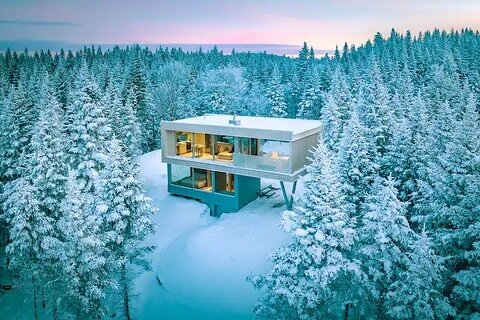 Discover &lsquo;TOPAZ&rsquo; - an upscale micro-house perched atop the mountains, offering stunning views of the lake and surrounding landscapes. This Airbnb is just 30 minutes from Old Quebec, this serene retreat is designed for relaxation and rejuv