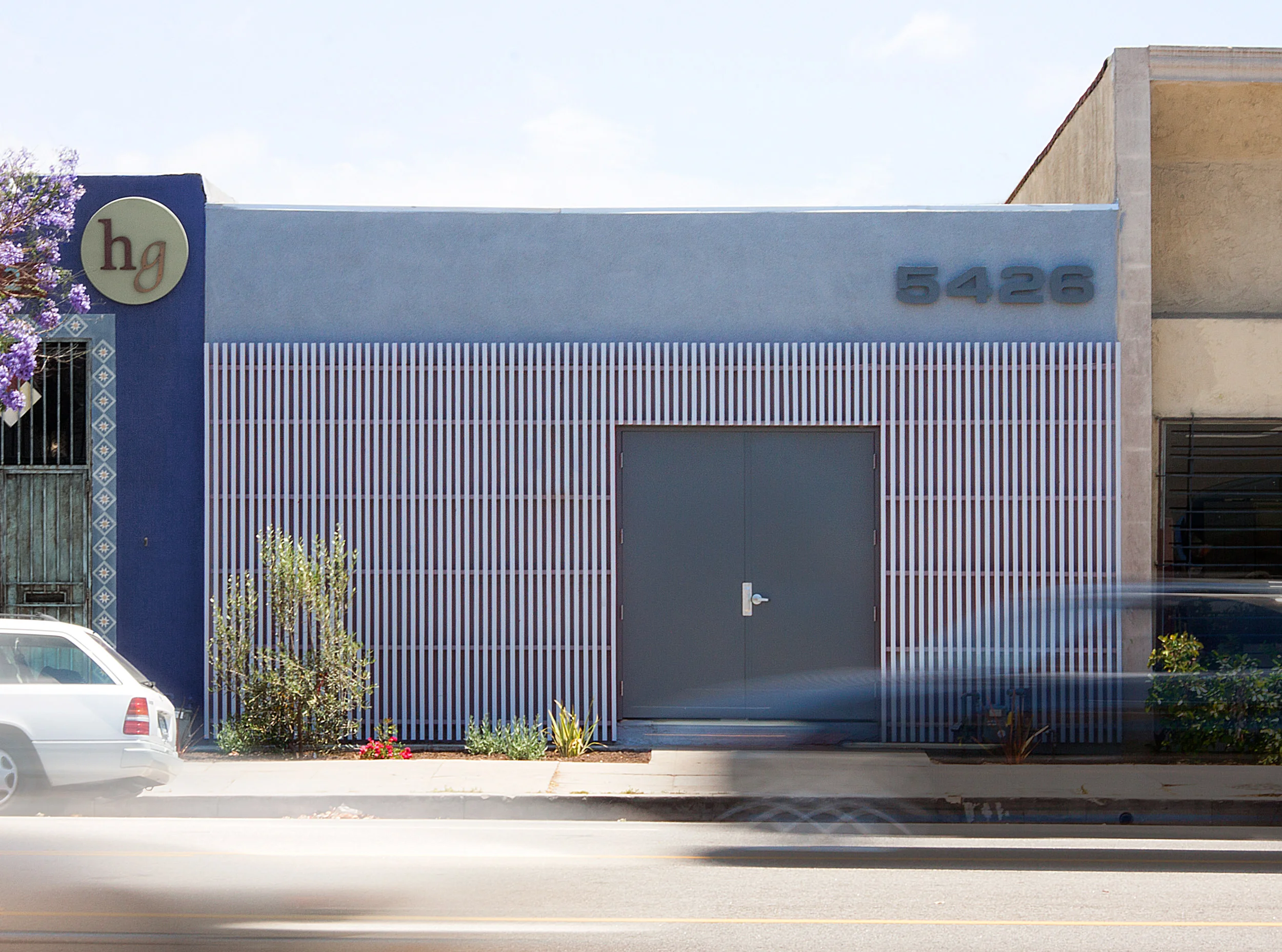 A painted screen softens the Façade.