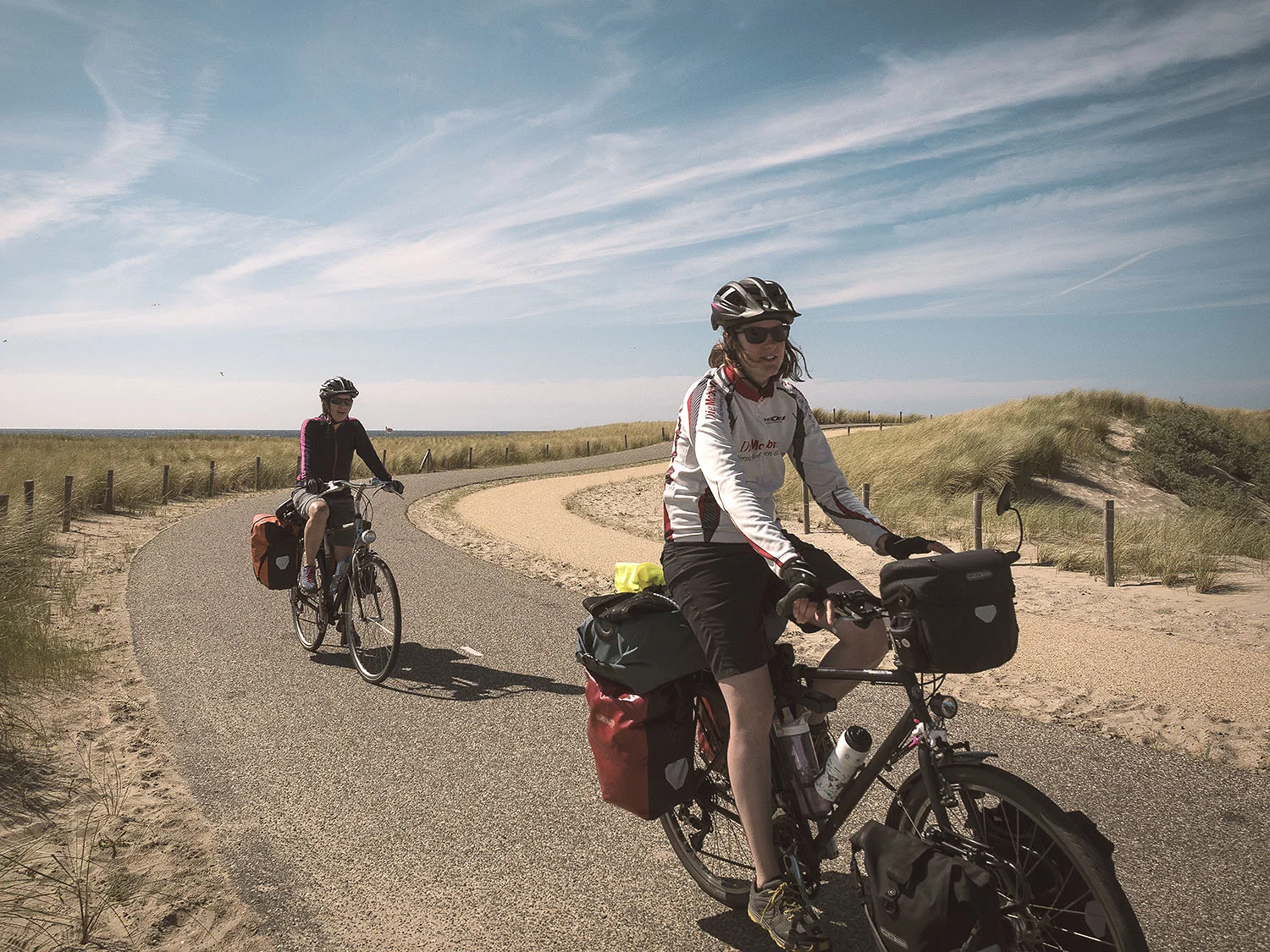 Der Fahrradweg führt direkt durch die Dünen