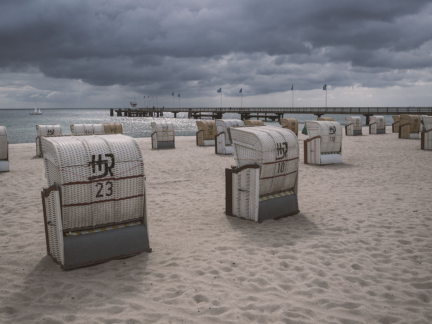 Die Strandkörbe an der Ostsee sind einsam und verlassen
