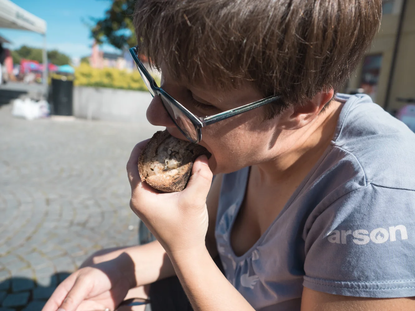 Ade verdrückt das Fischbrot Kalakukko