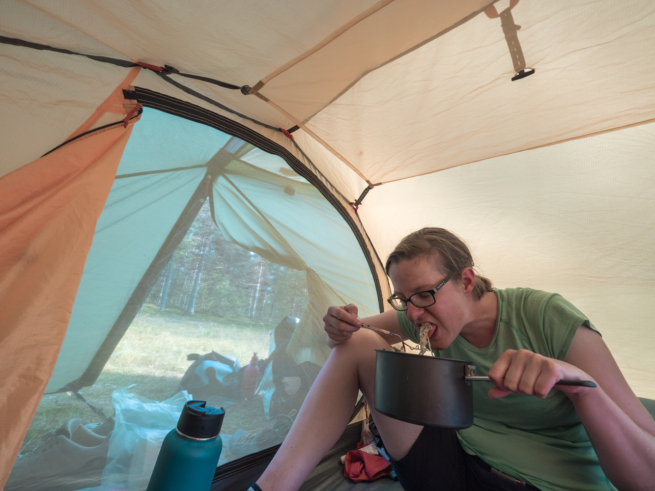 Abendessen im Zelt - Flucht vor den Mücken