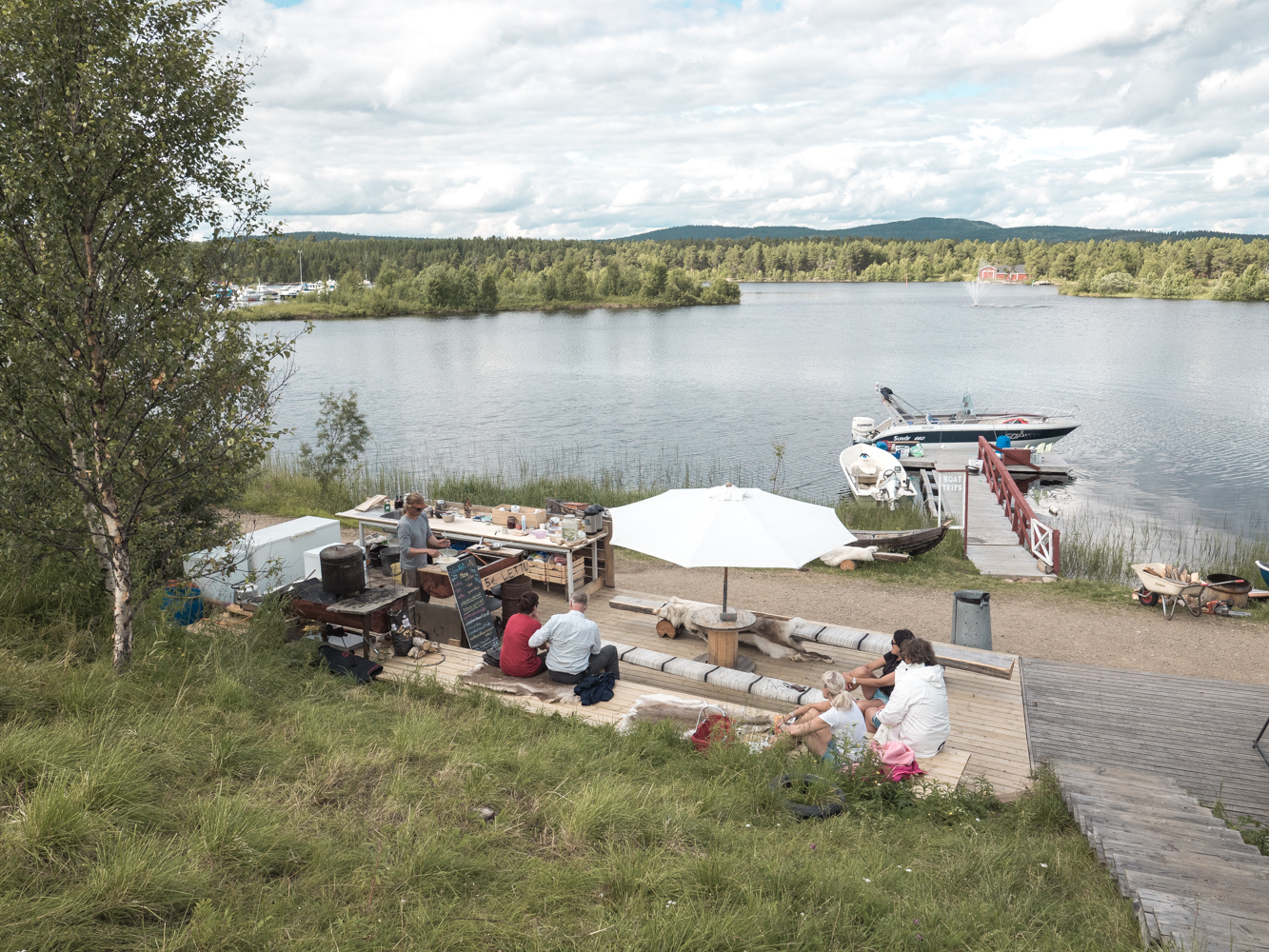 Gemütliches Cafe mit Blick auf den Inari See