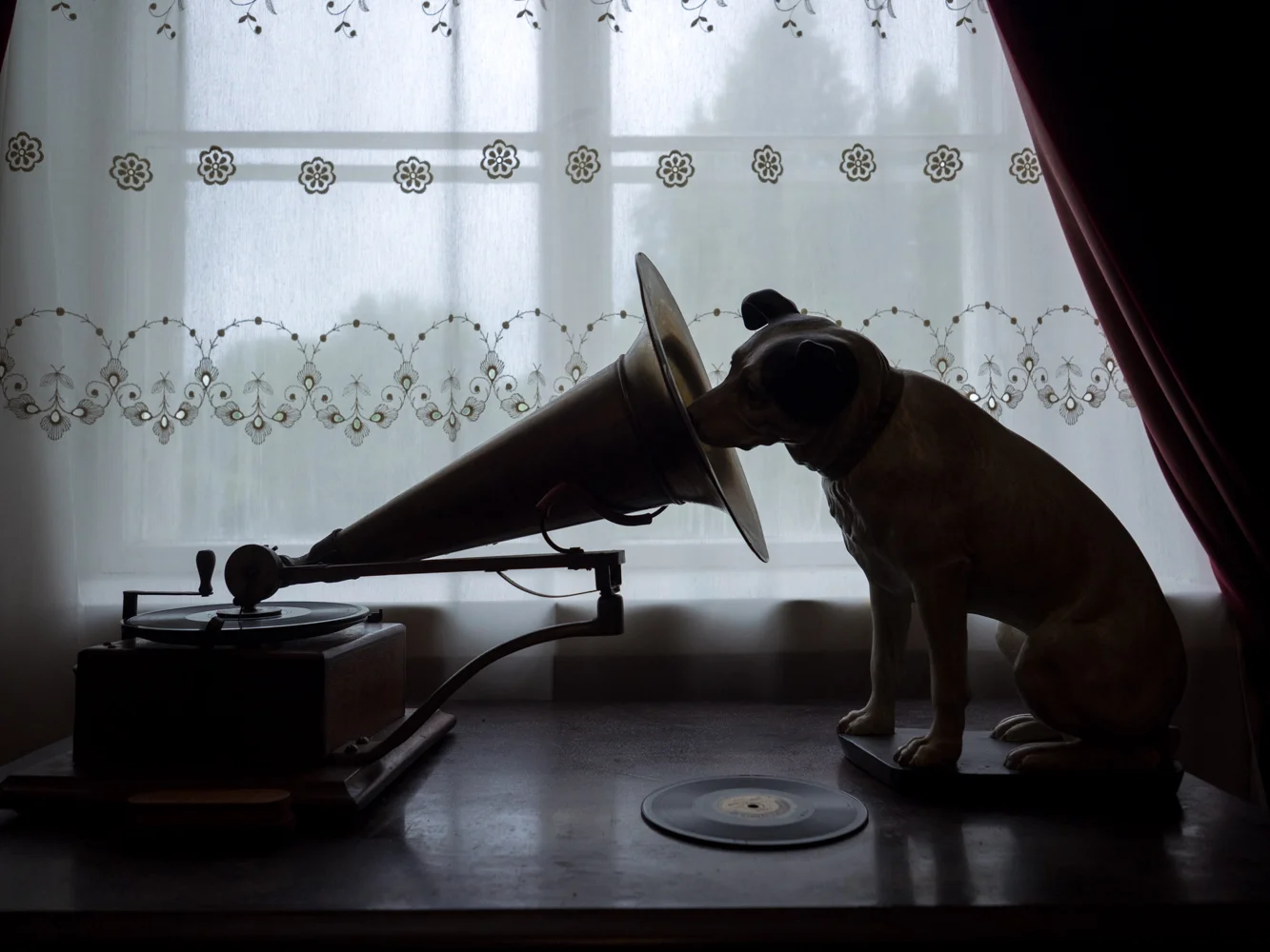 Nipper Imitation am Grammophon