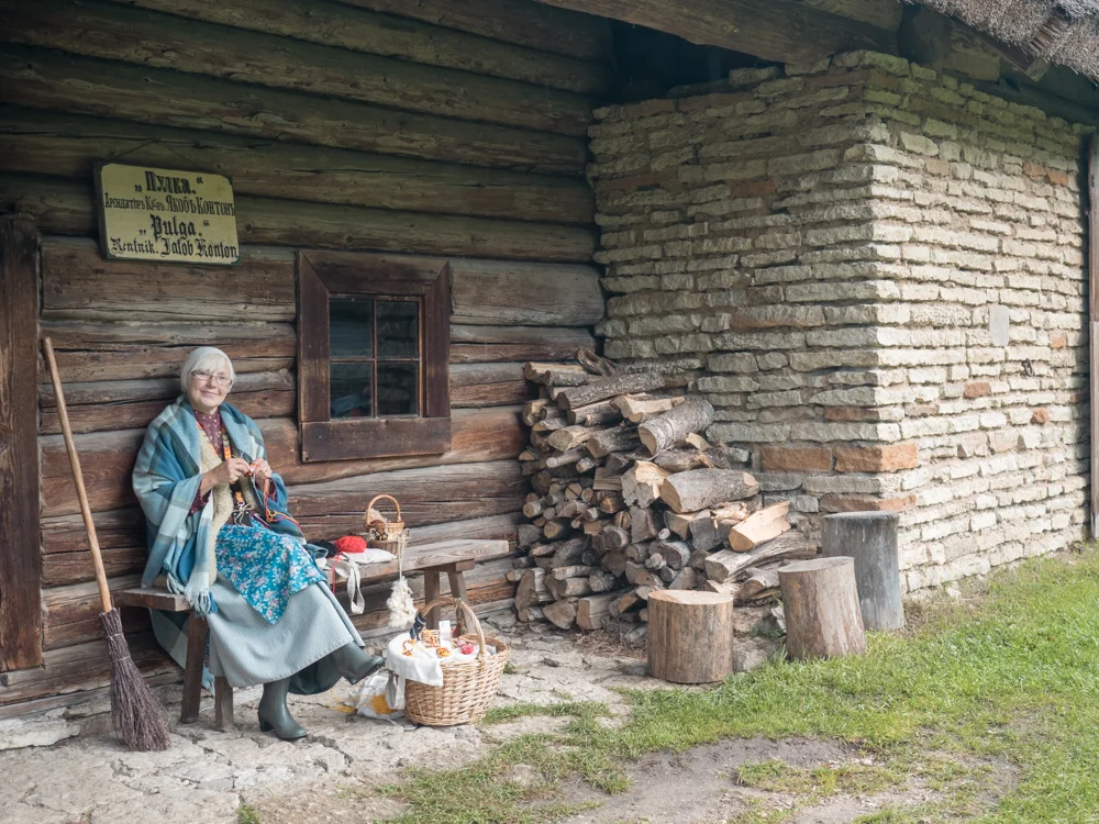 Freilichtmuseum: Die Mitarbeiter sind passend gekleidet und erzählen was zur Geschichte Estlands